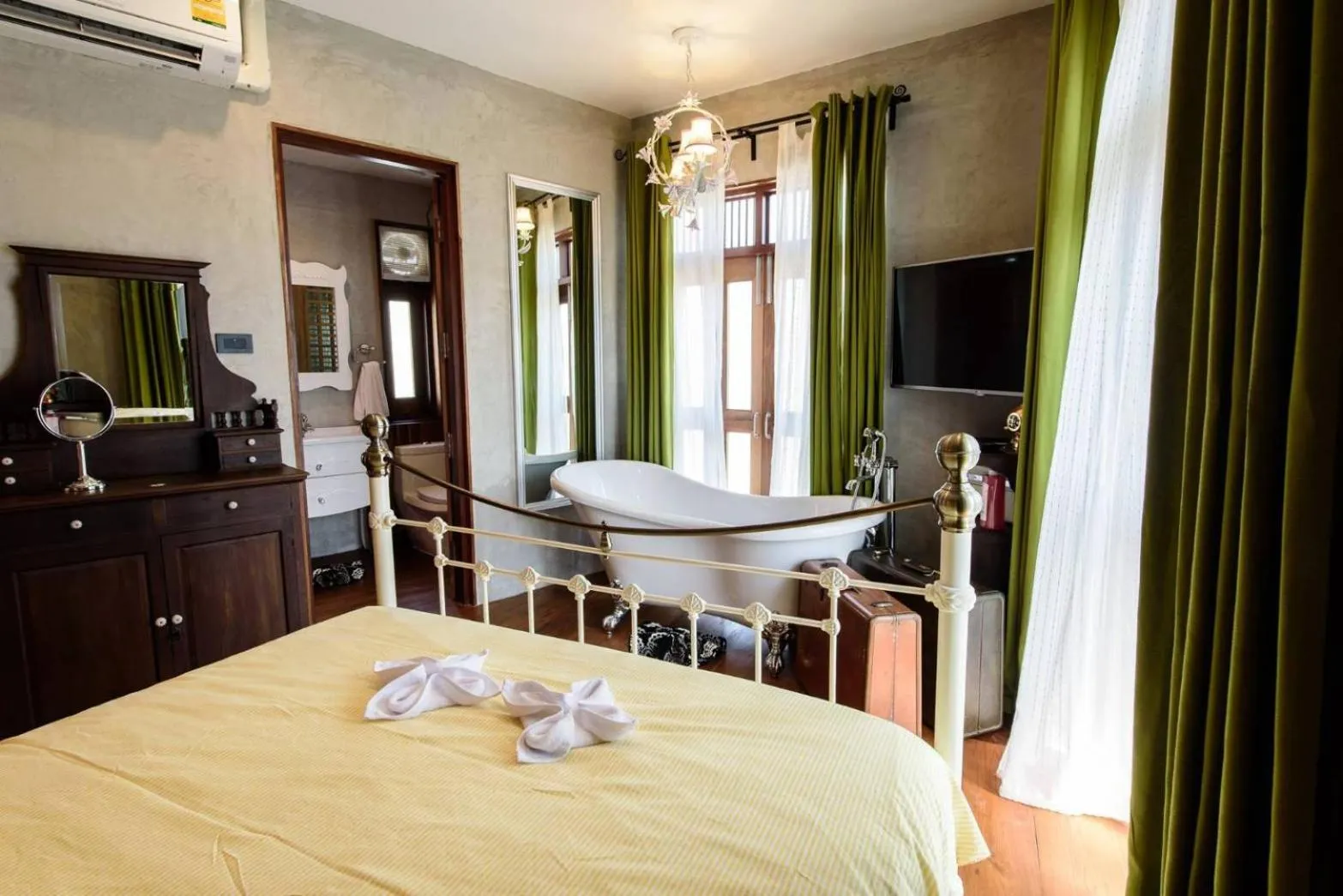 Bedroom in RoomQuest Rimrabeang at Amphawa