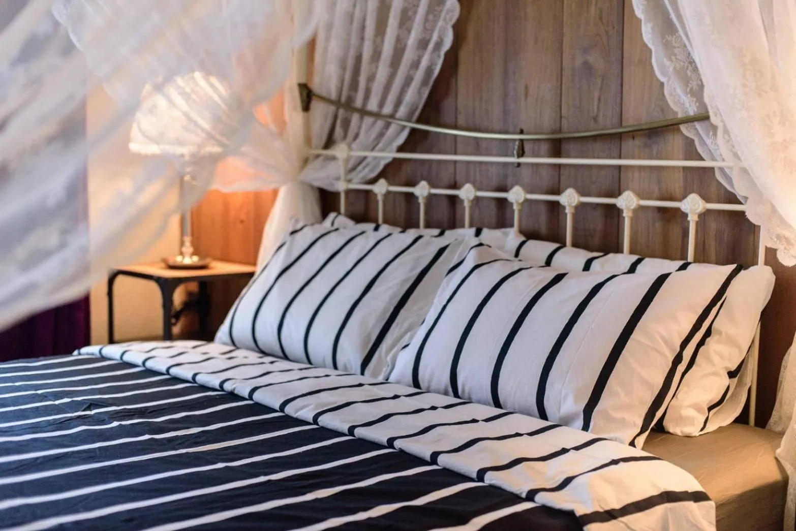 Bed in RoomQuest Rimrabeang at Amphawa