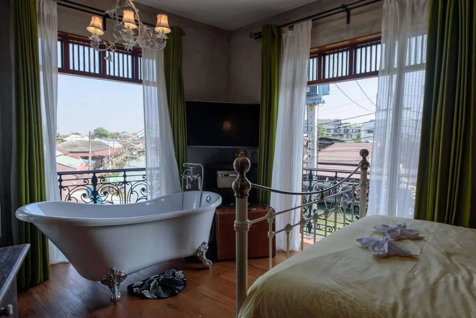 Bath, Bed in RoomQuest Rimrabeang at Amphawa