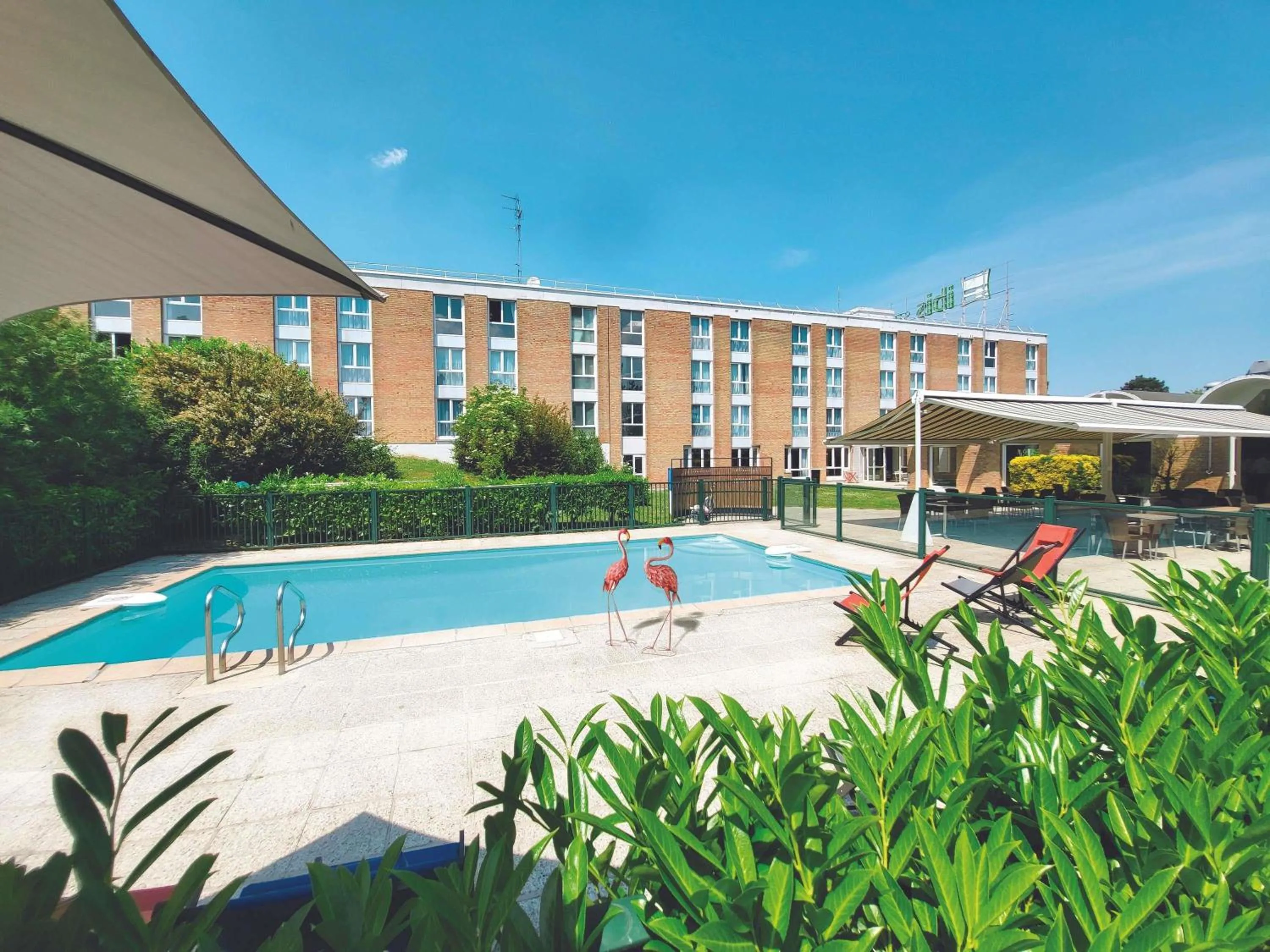 Pool view in ibis Styles Lille Neuville en Ferrain