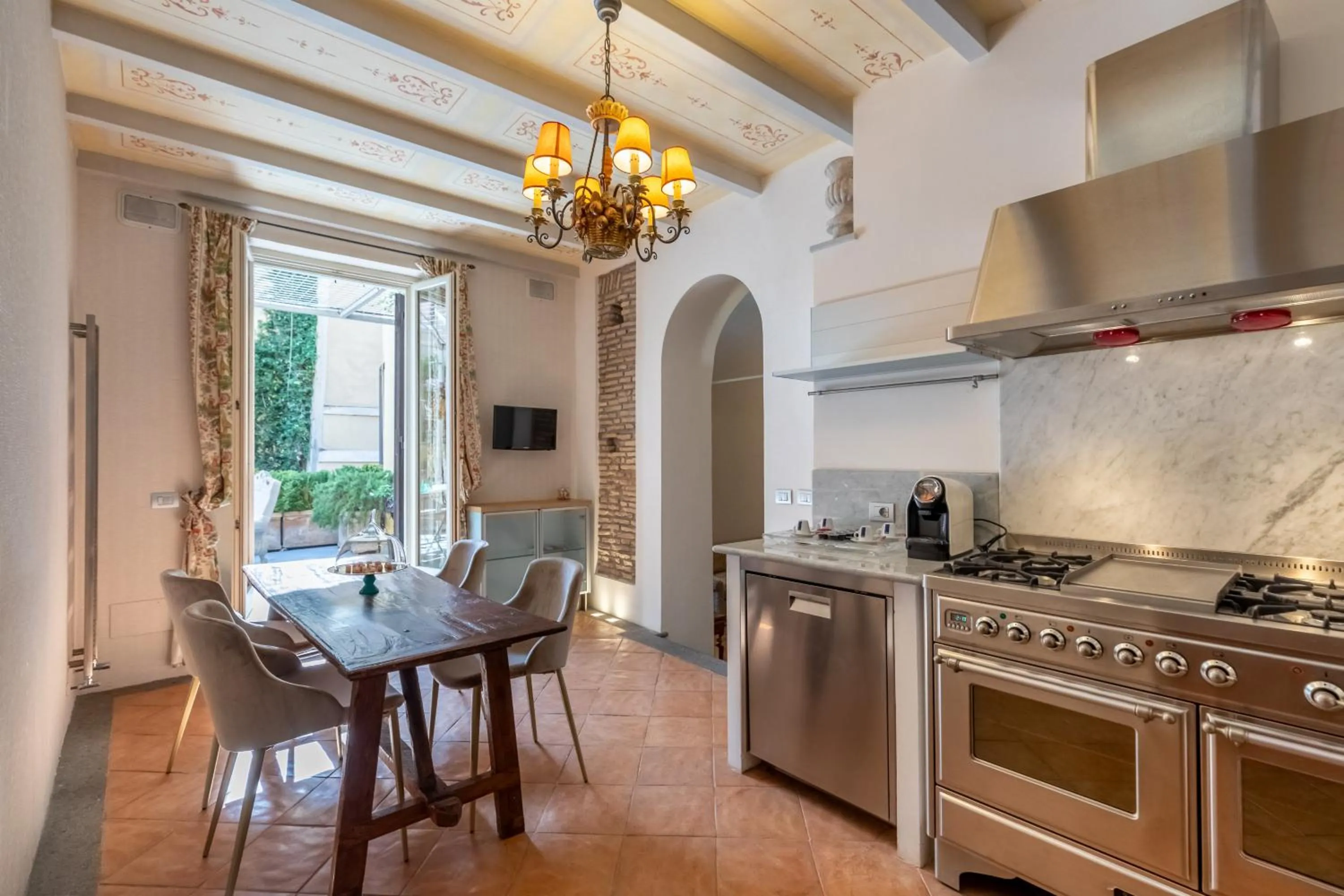 Kitchen or kitchenette in Ara di Marte Suites