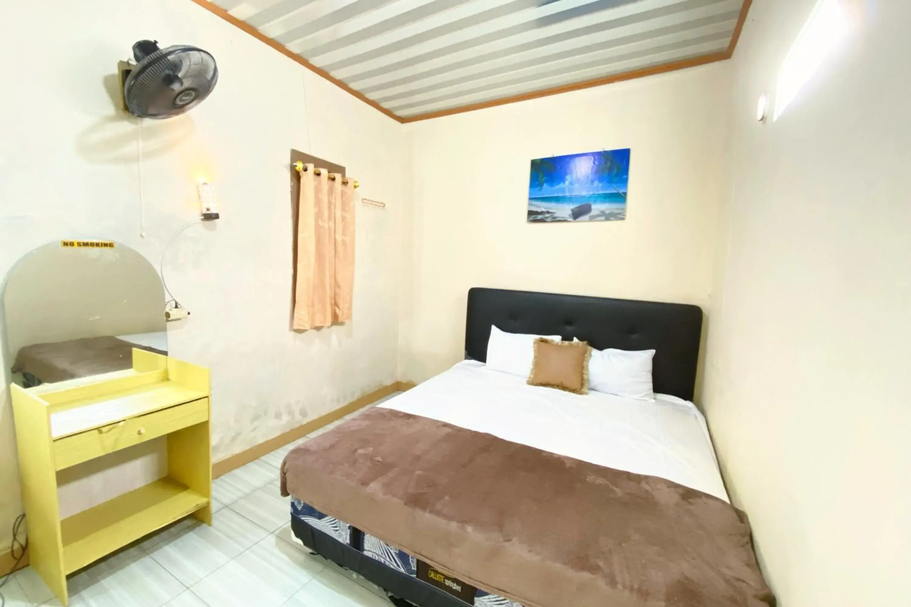 Standard Double Room with Fan in Central House Karimunjawa Mitra RedDoorz Standard Double Room with Fan in Central House Karimunjawa Mitra RedDoorz
