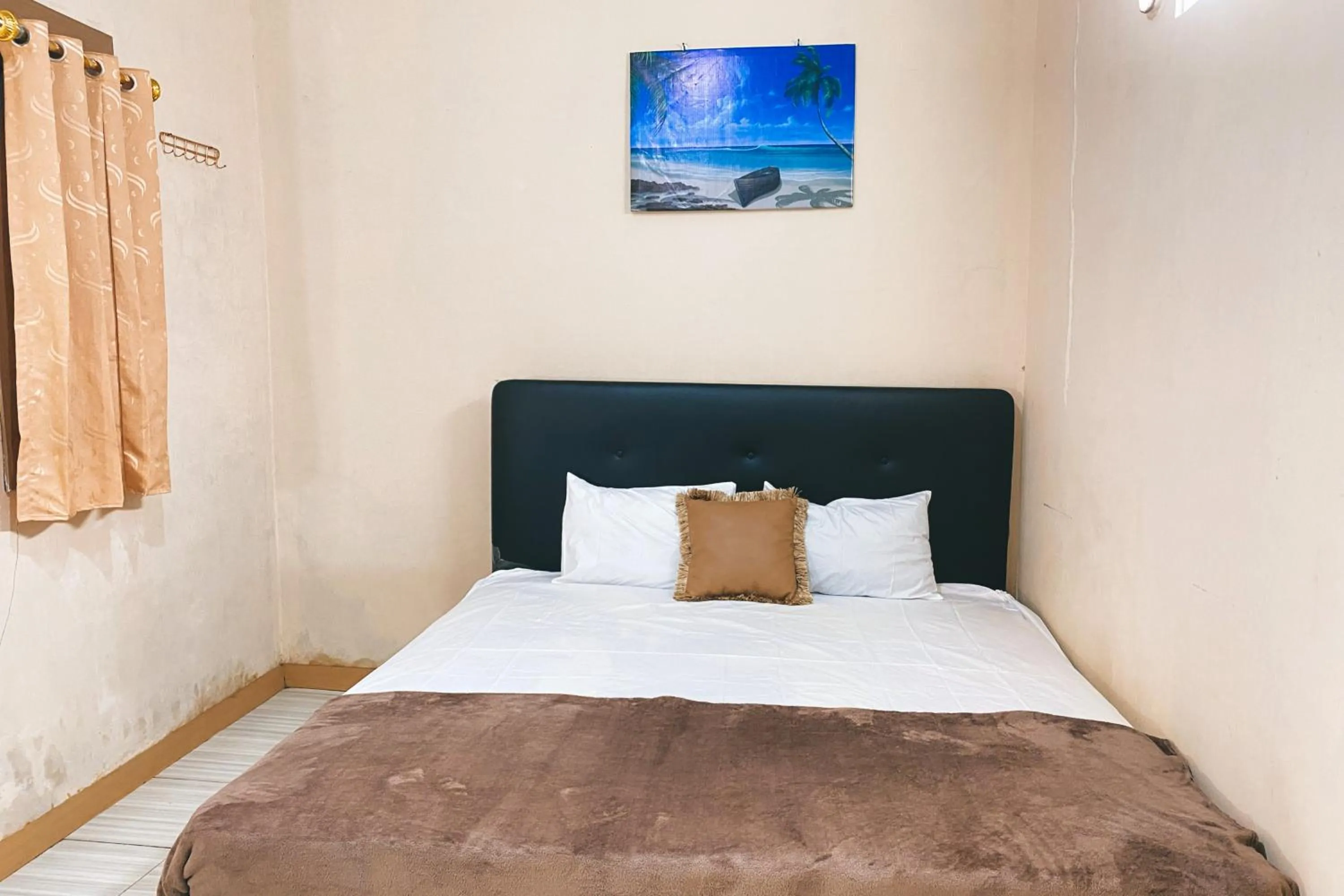 Bedroom, Bed in Central House Karimunjawa Mitra RedDoorz