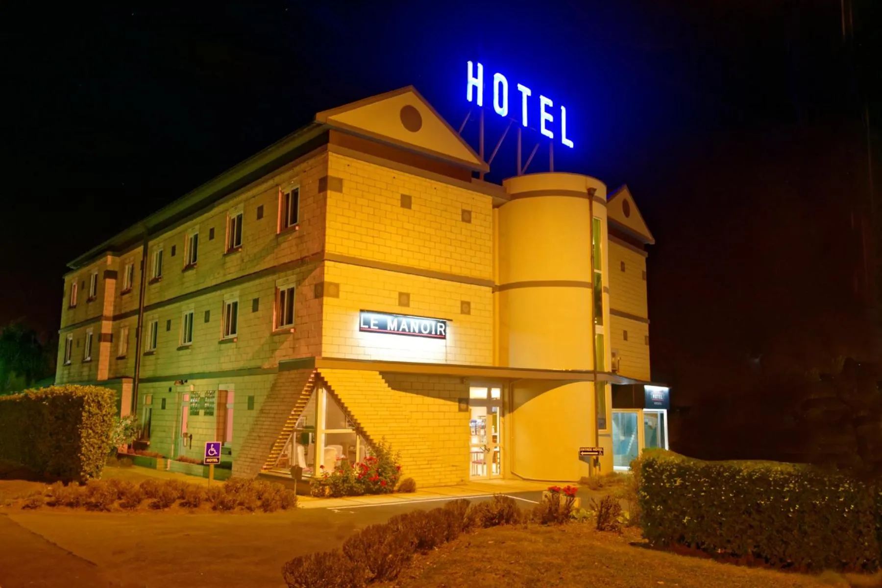 Facade/entrance in Le Manoir