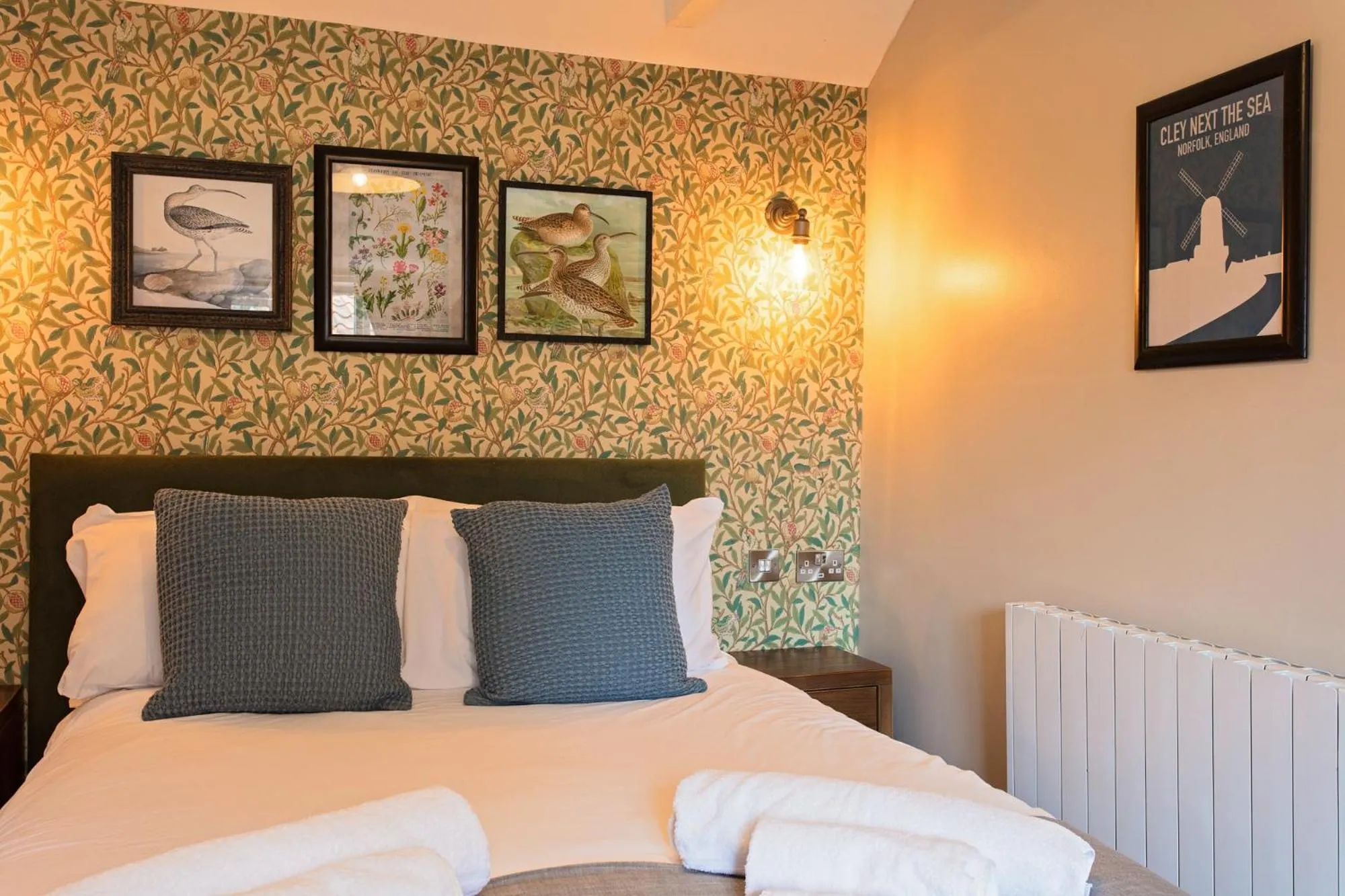 Bedroom, Bed in The Three Swallows Cley