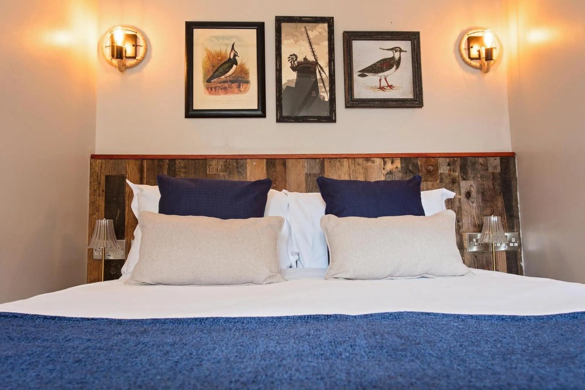 Bedroom, Bed in The Three Swallows Cley