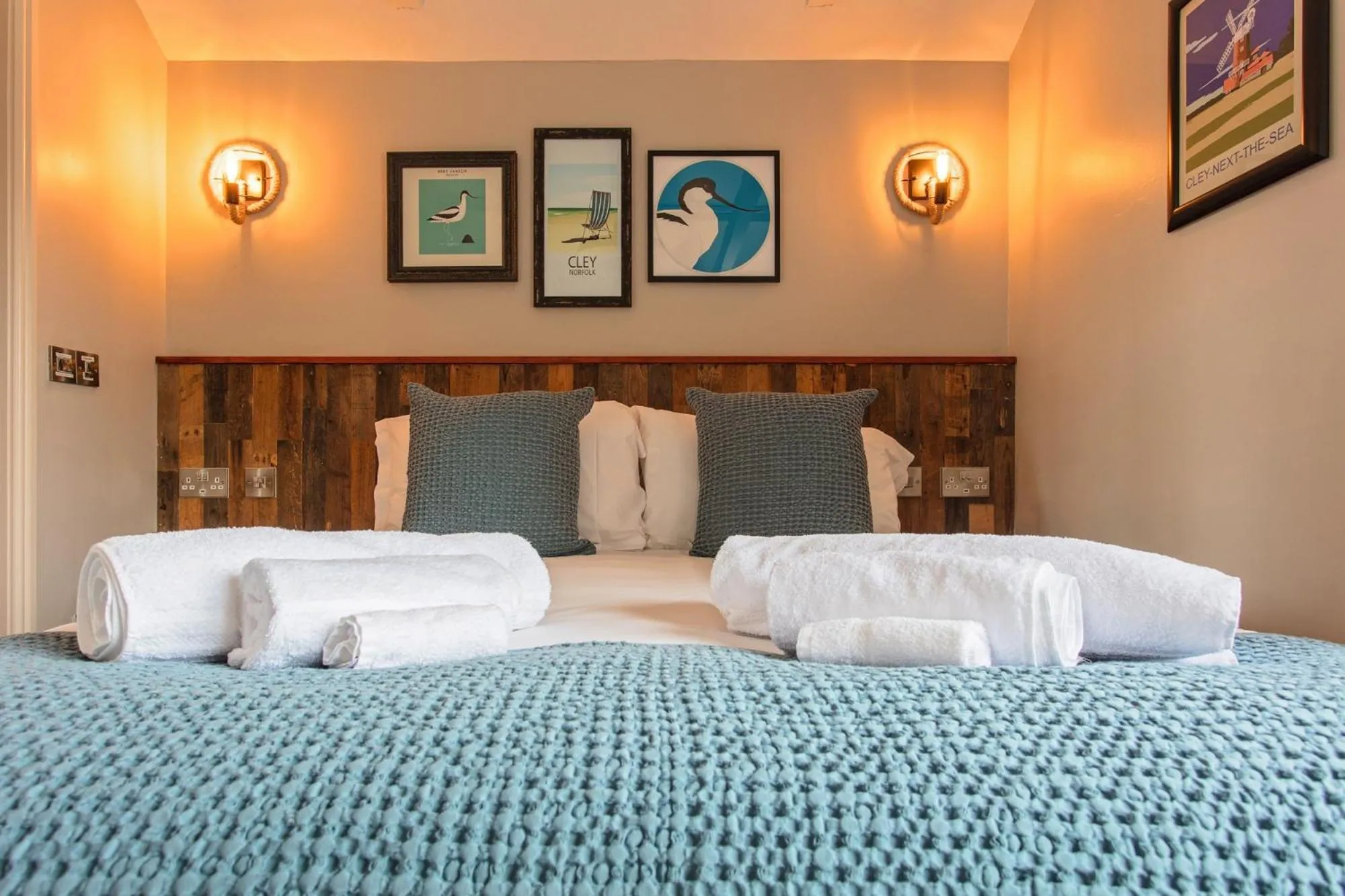 Bedroom, Bed in The Three Swallows Cley