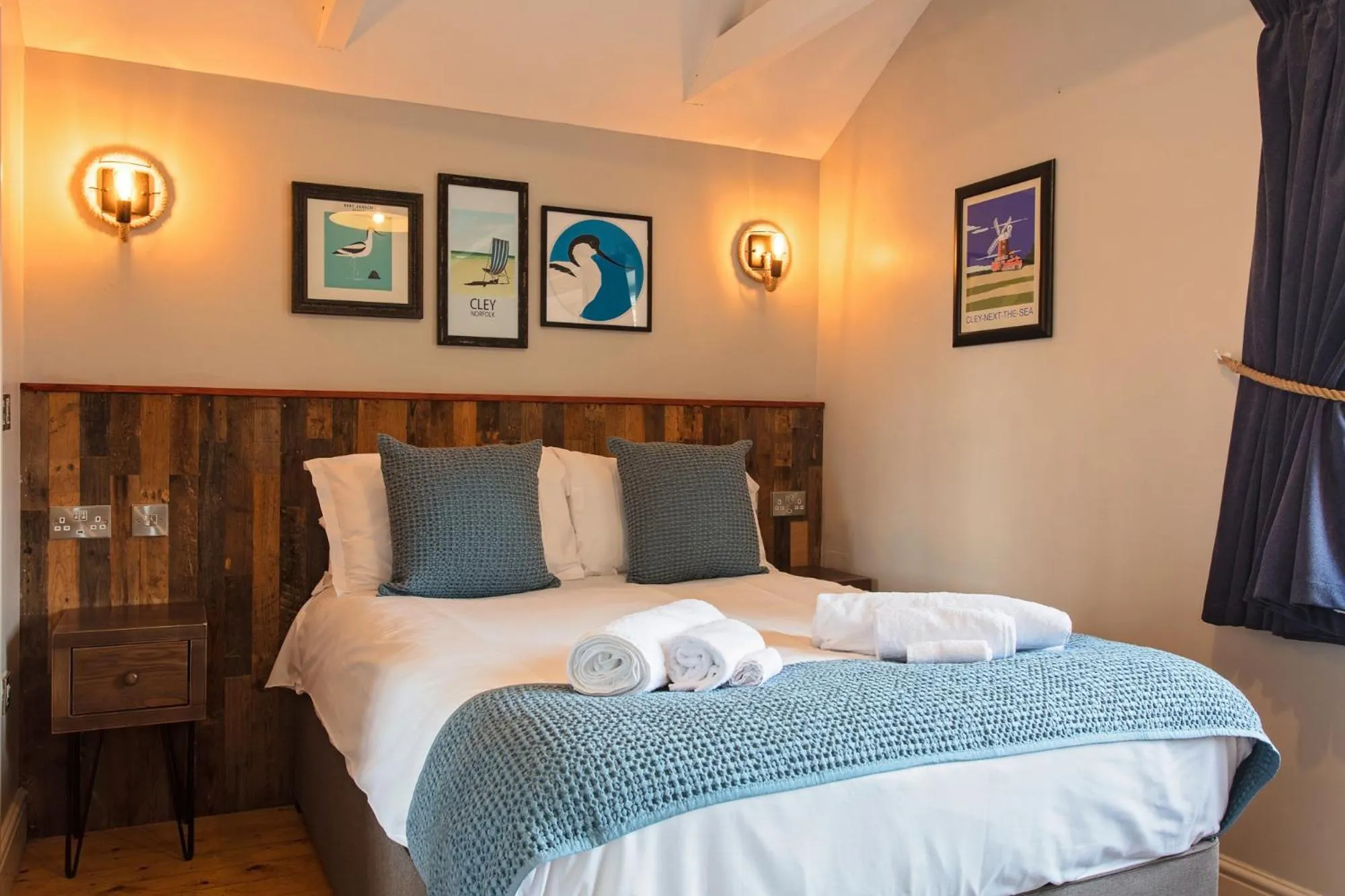 Bedroom, Bed in The Three Swallows Cley