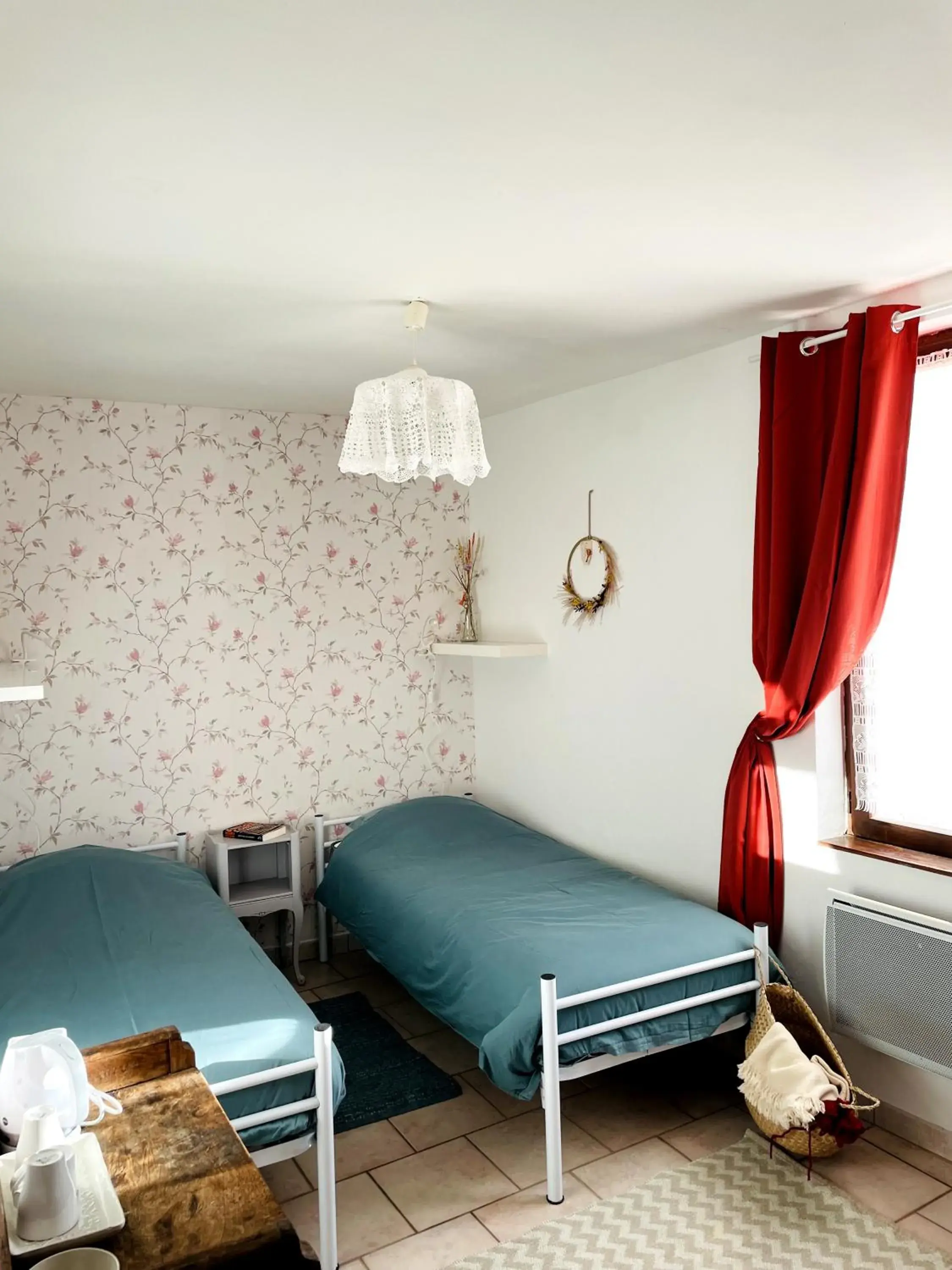 Small Twin Room - single occupancy in Les Copains à Bord Small Twin Room - single occupancy in Les Copains à Bord