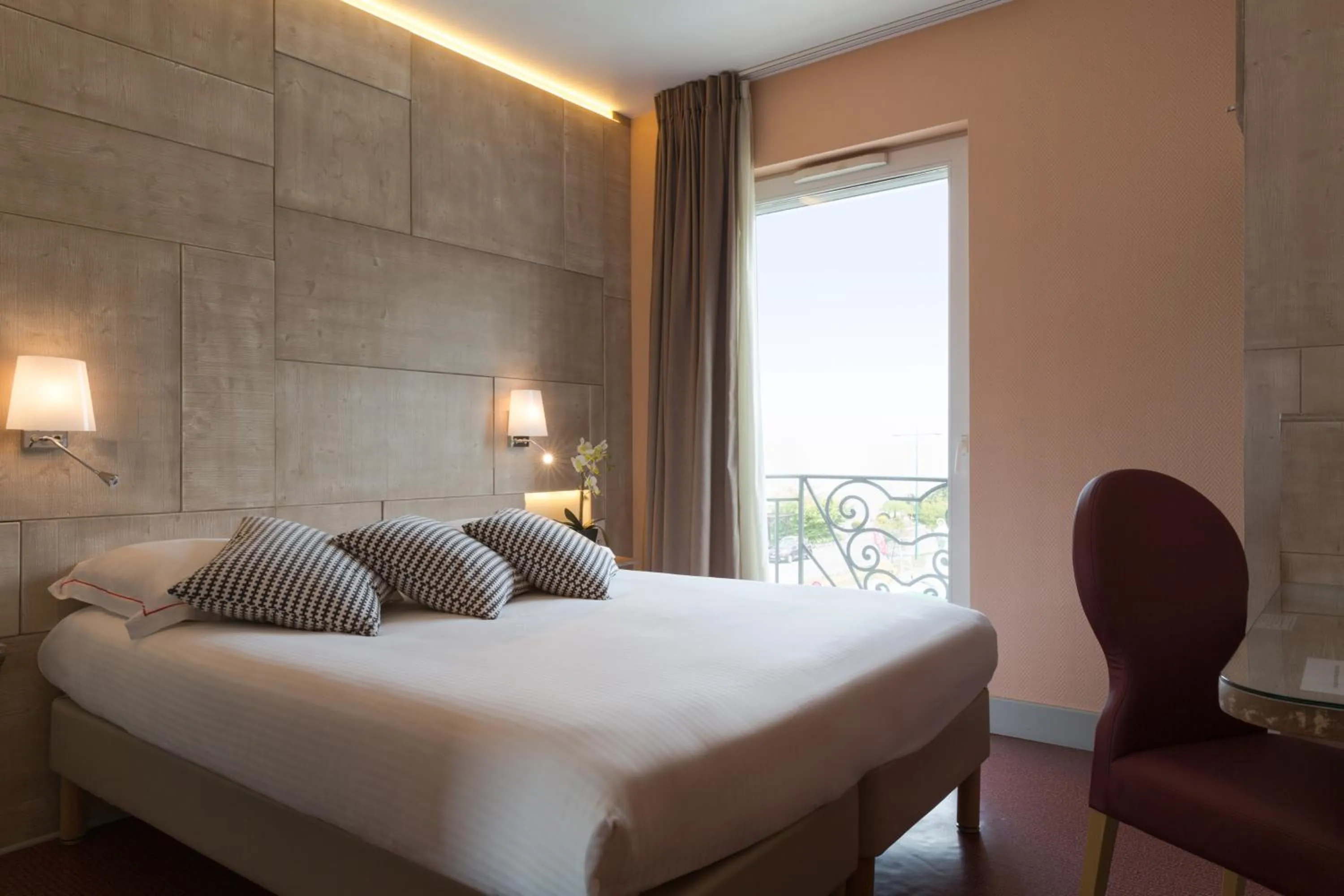 Bed in The Originals Boutique, Hôtel Alizé, Évian-les-Bains