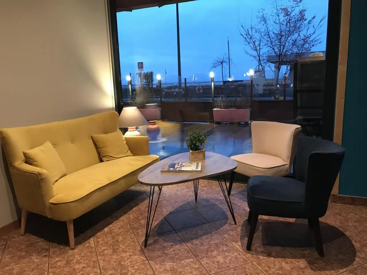 Living room in The Originals Boutique, Hôtel Alizé, Évian-les-Bains