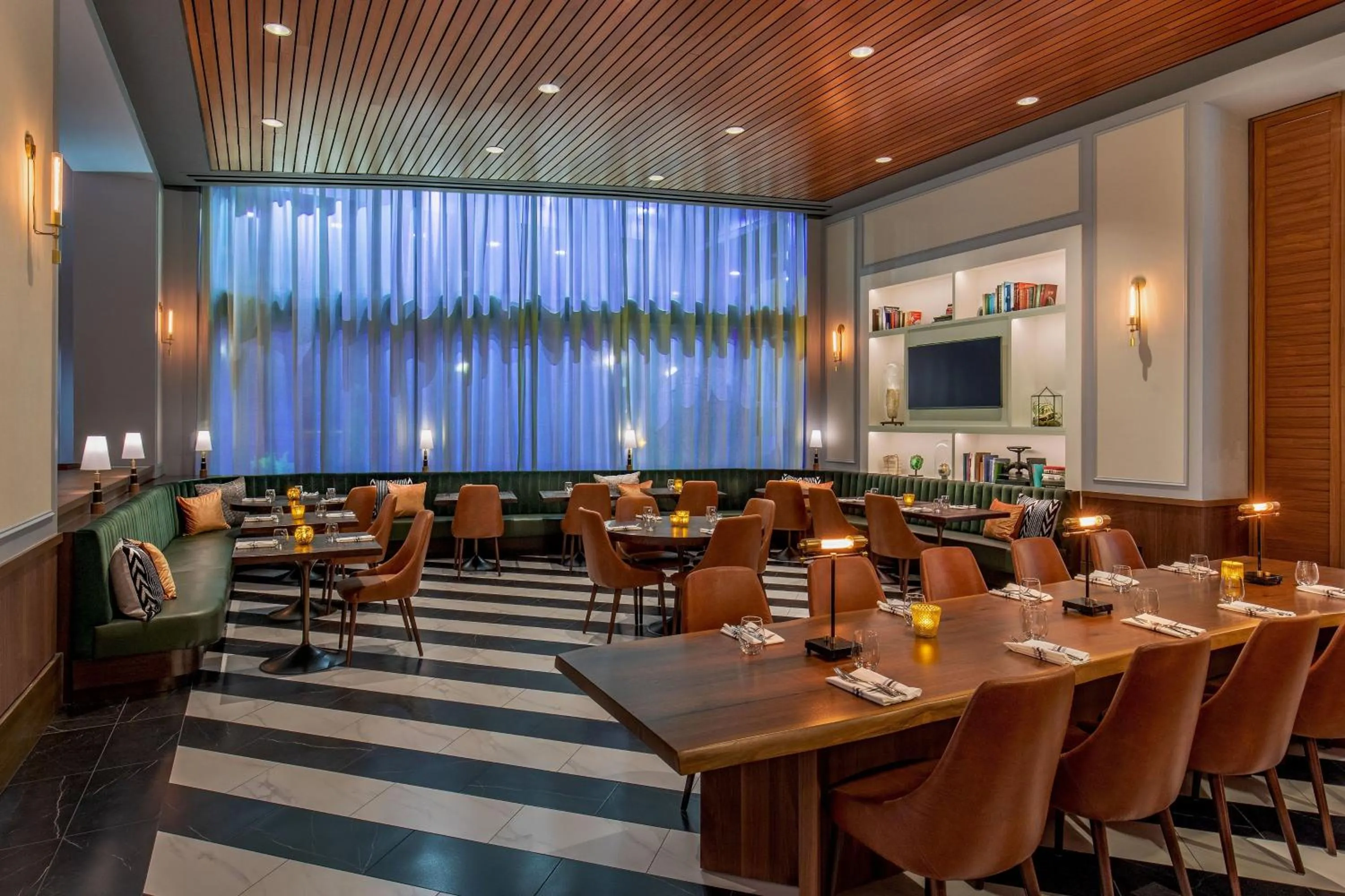 Lounge or bar in Renaissance Boston Seaport District