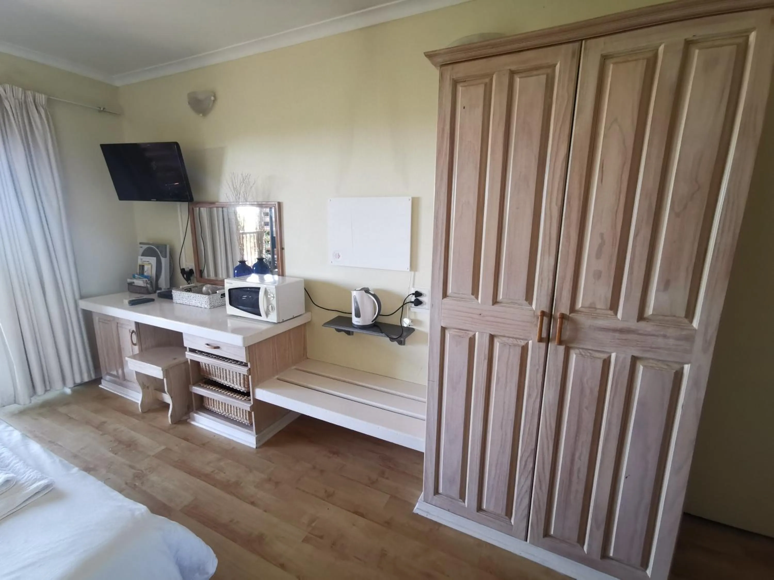 Coffee/tea facilities, Bed in THE THATCH HIDE