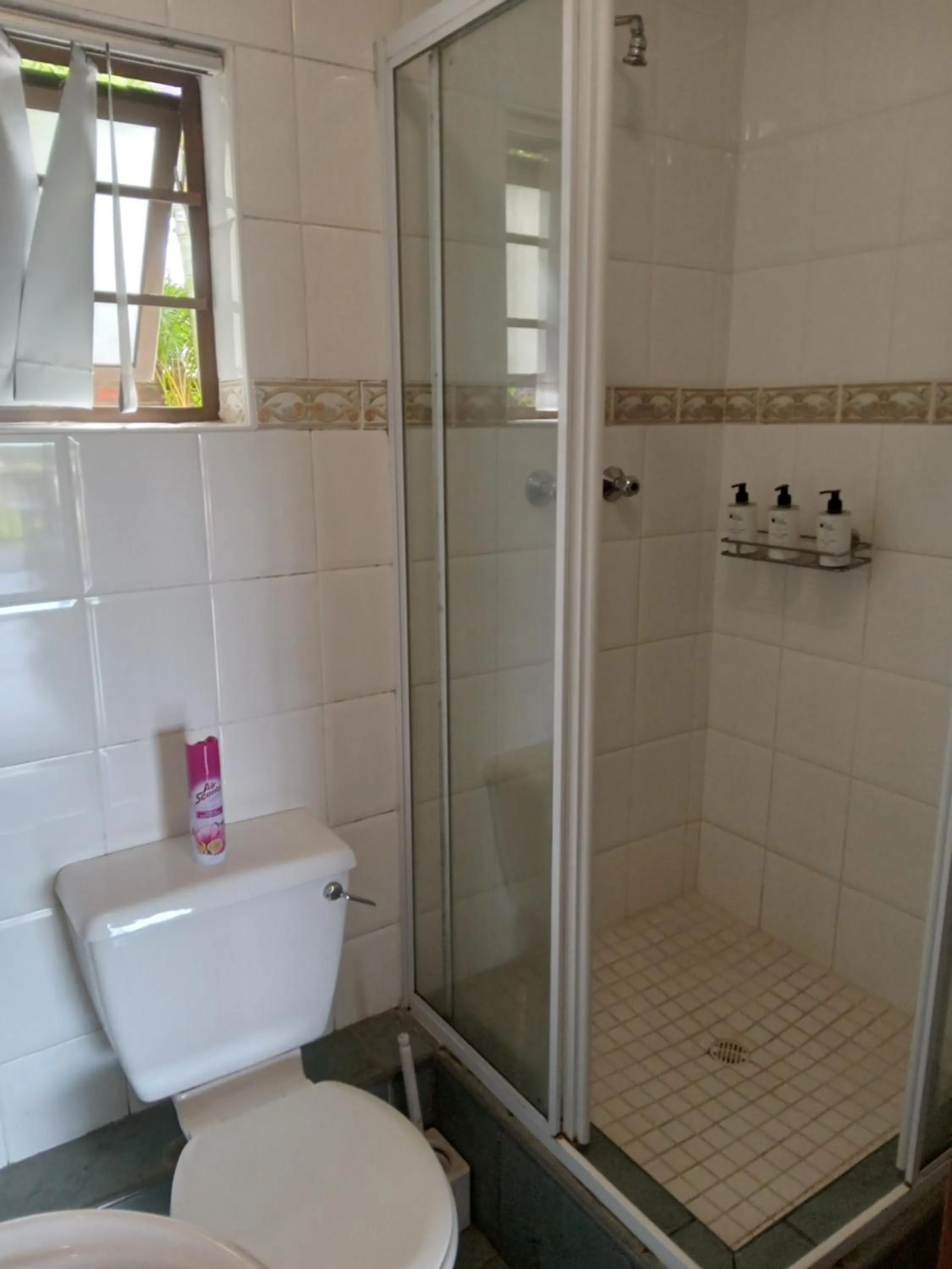 Bathroom in THE THATCH HIDE