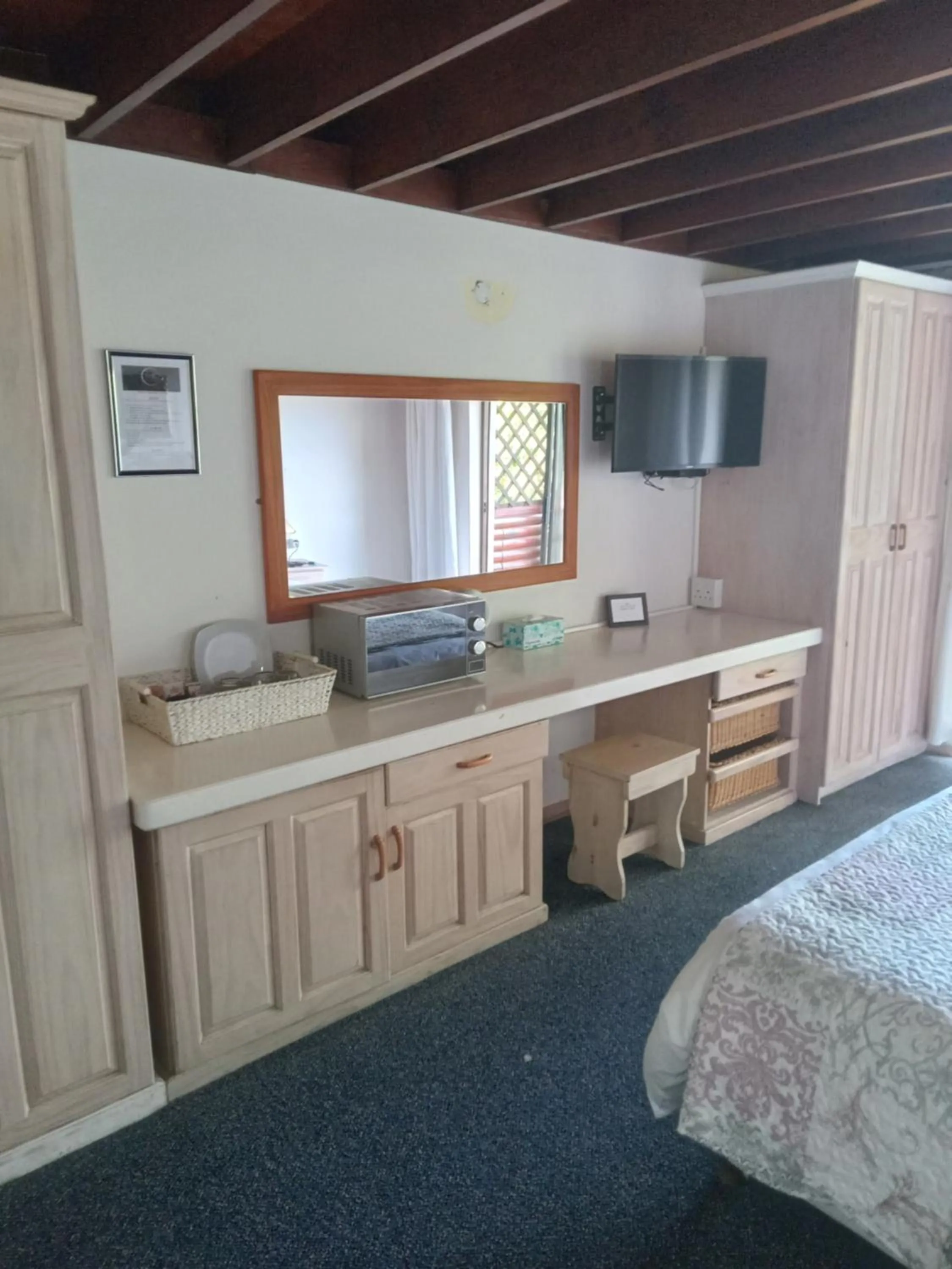 TV and multimedia, Bed in THE THATCH HIDE