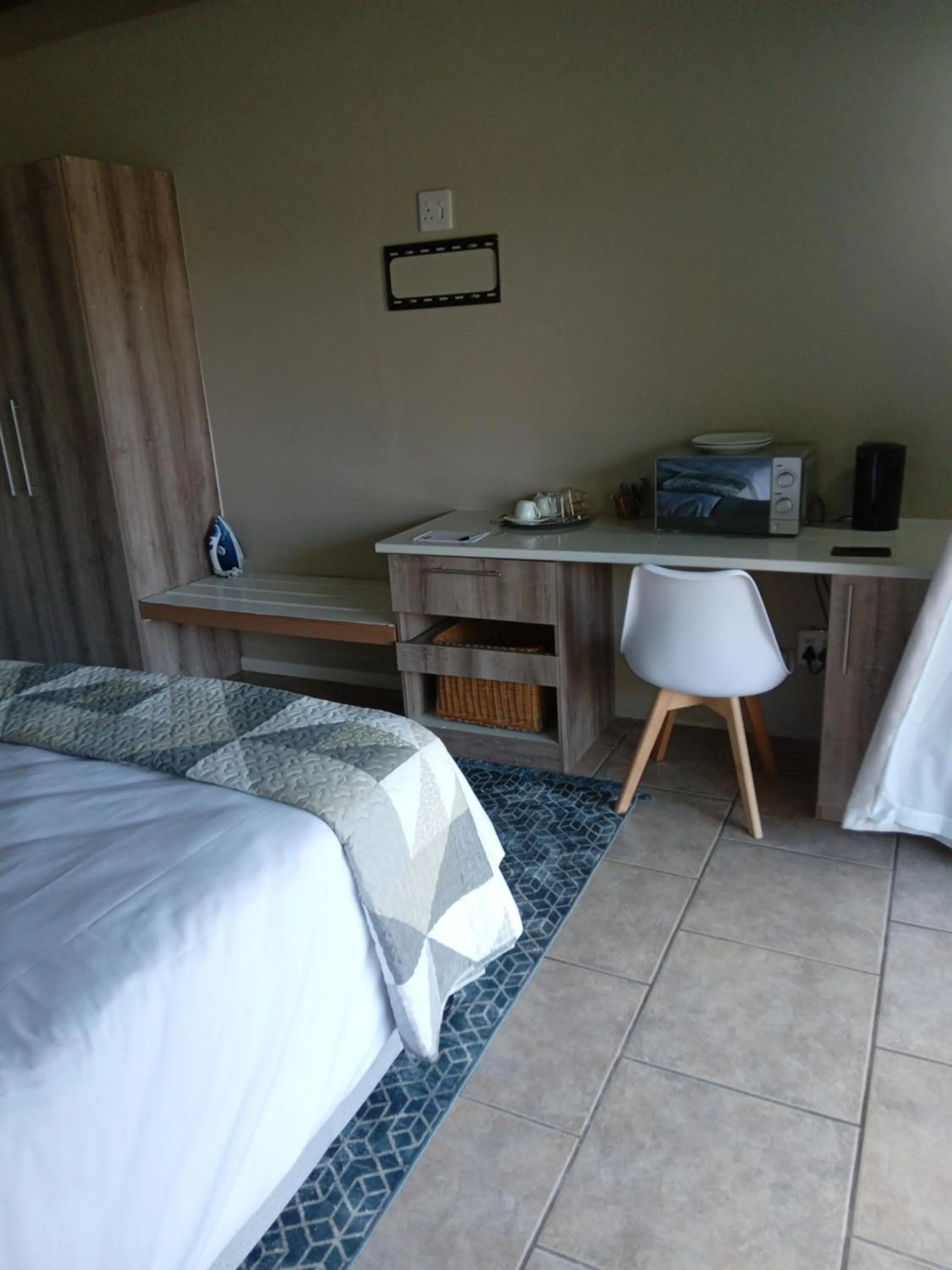 Photo of the whole room in THE THATCH HIDE