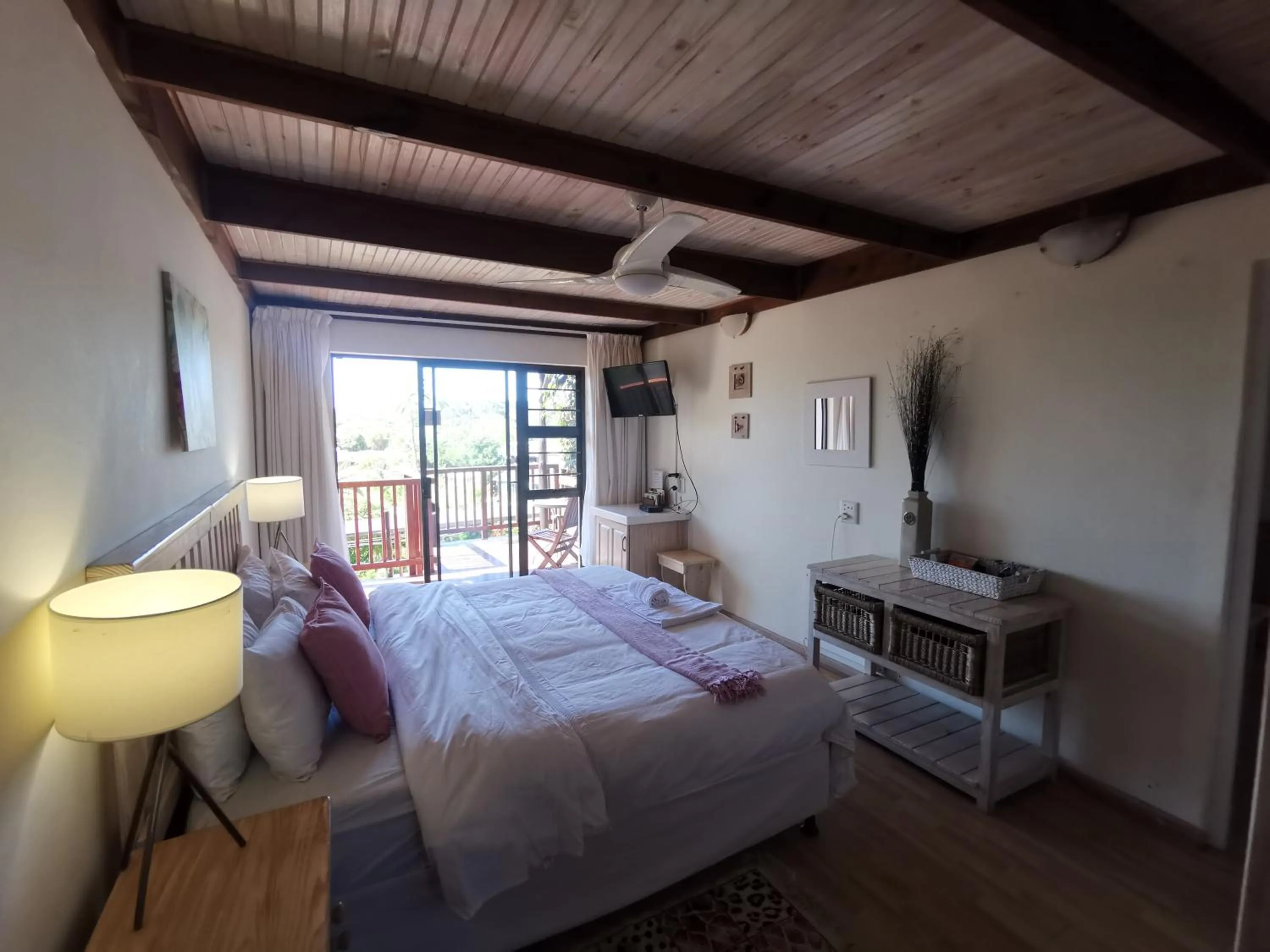 Photo of the whole room, Bed in THE THATCH HIDE