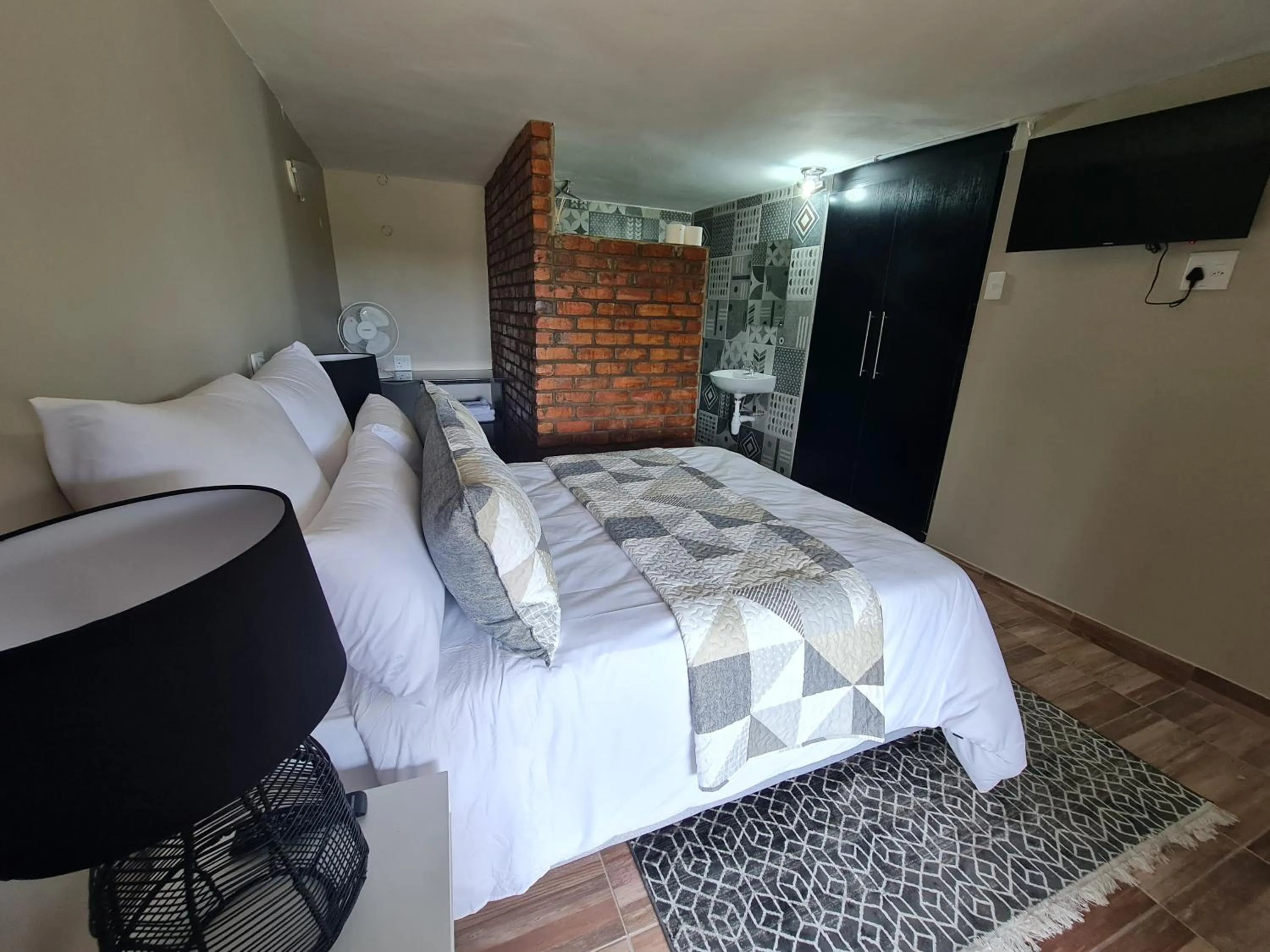 Photo of the whole room, Bed in THE THATCH HIDE