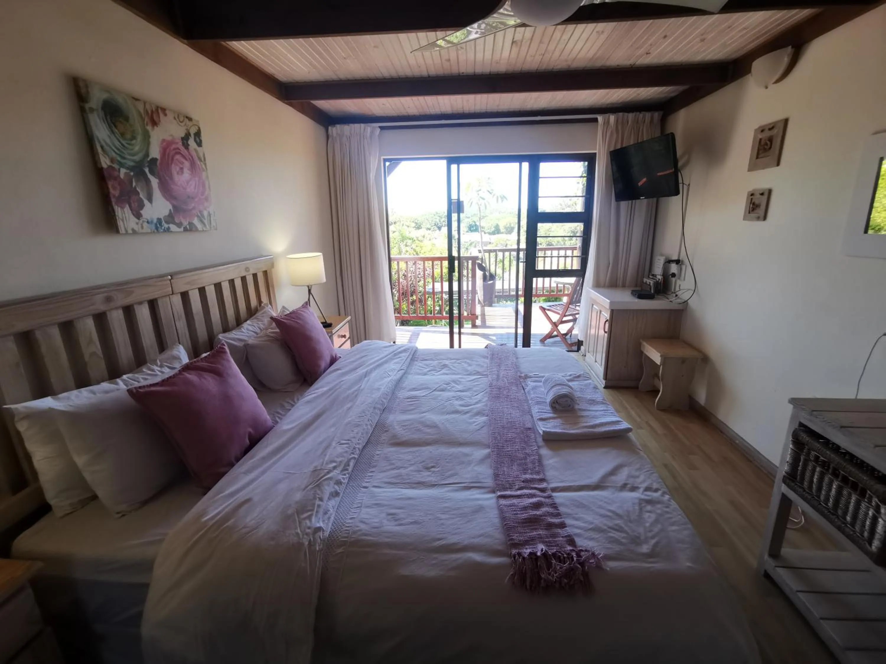 Photo of the whole room, Bed in THE THATCH HIDE