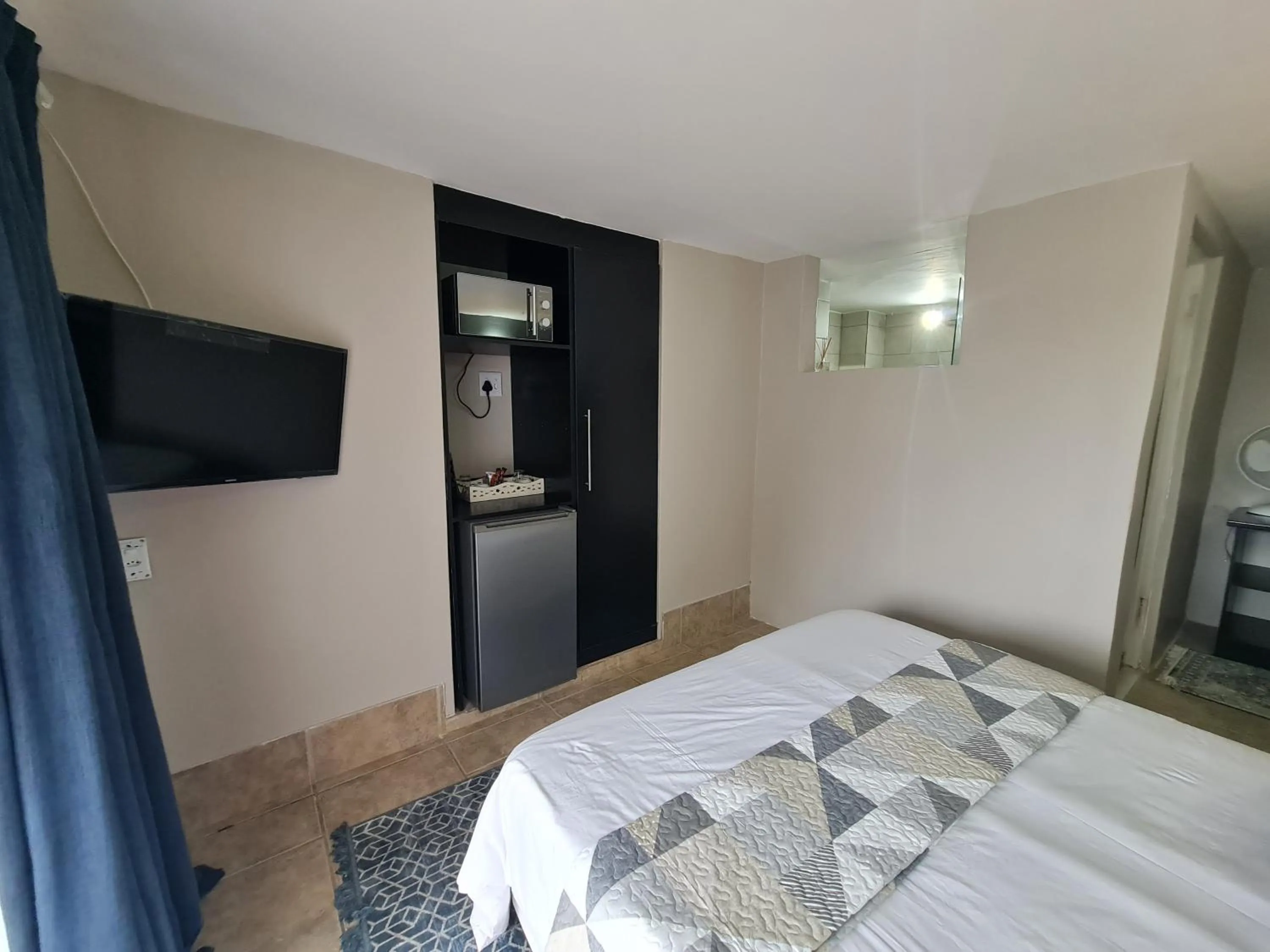 Photo of the whole room, Bed in THE THATCH HIDE