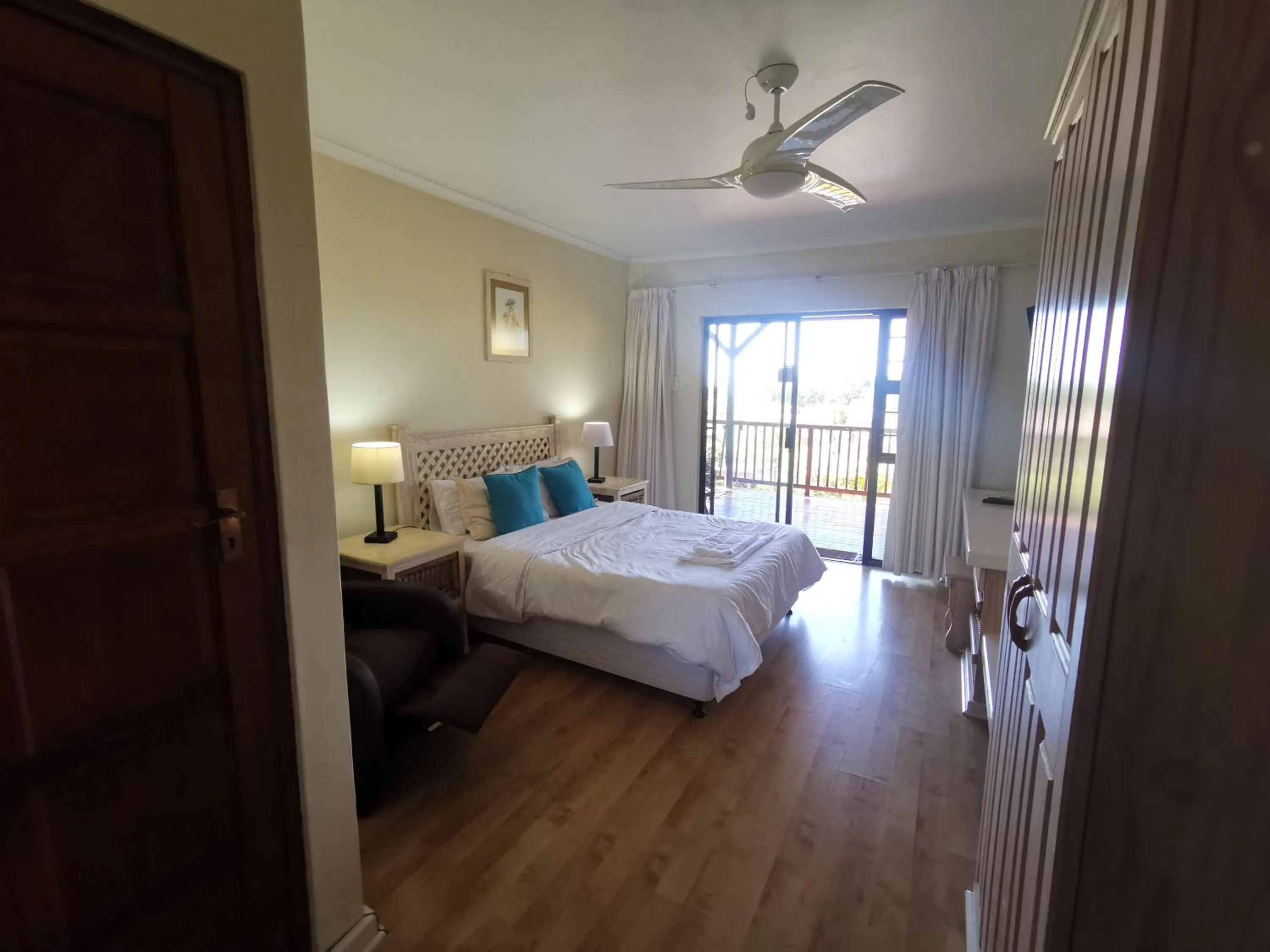 Photo of the whole room, Bed in THE THATCH HIDE