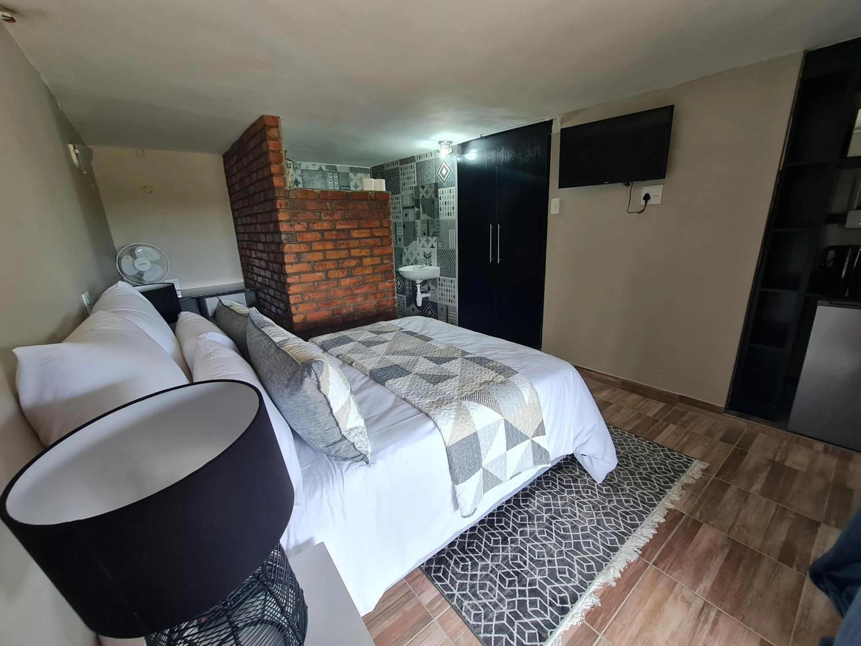 Photo of the whole room, Bed in THE THATCH HIDE