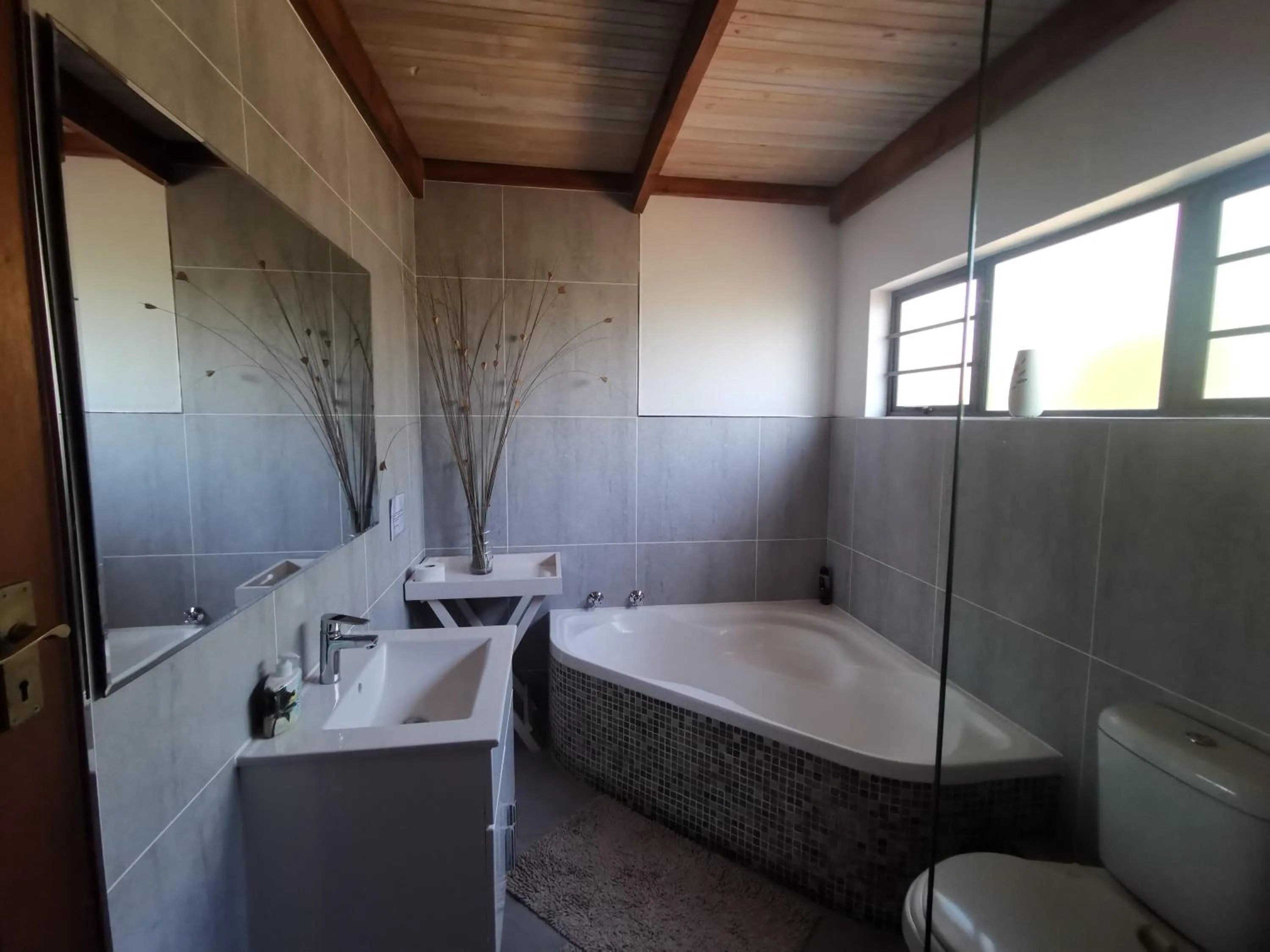 Bathroom in THE THATCH HIDE