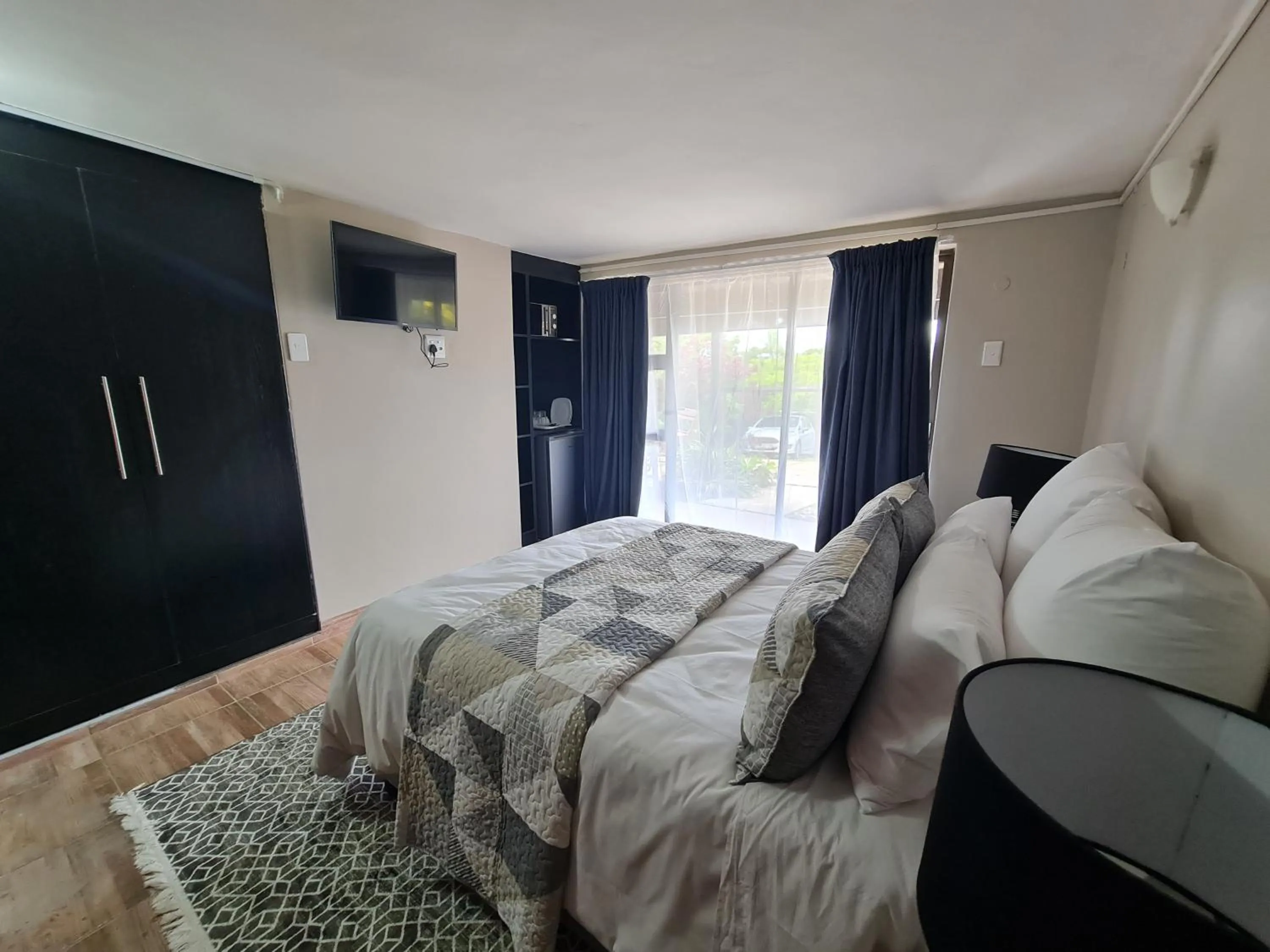 Photo of the whole room, Bed in THE THATCH HIDE