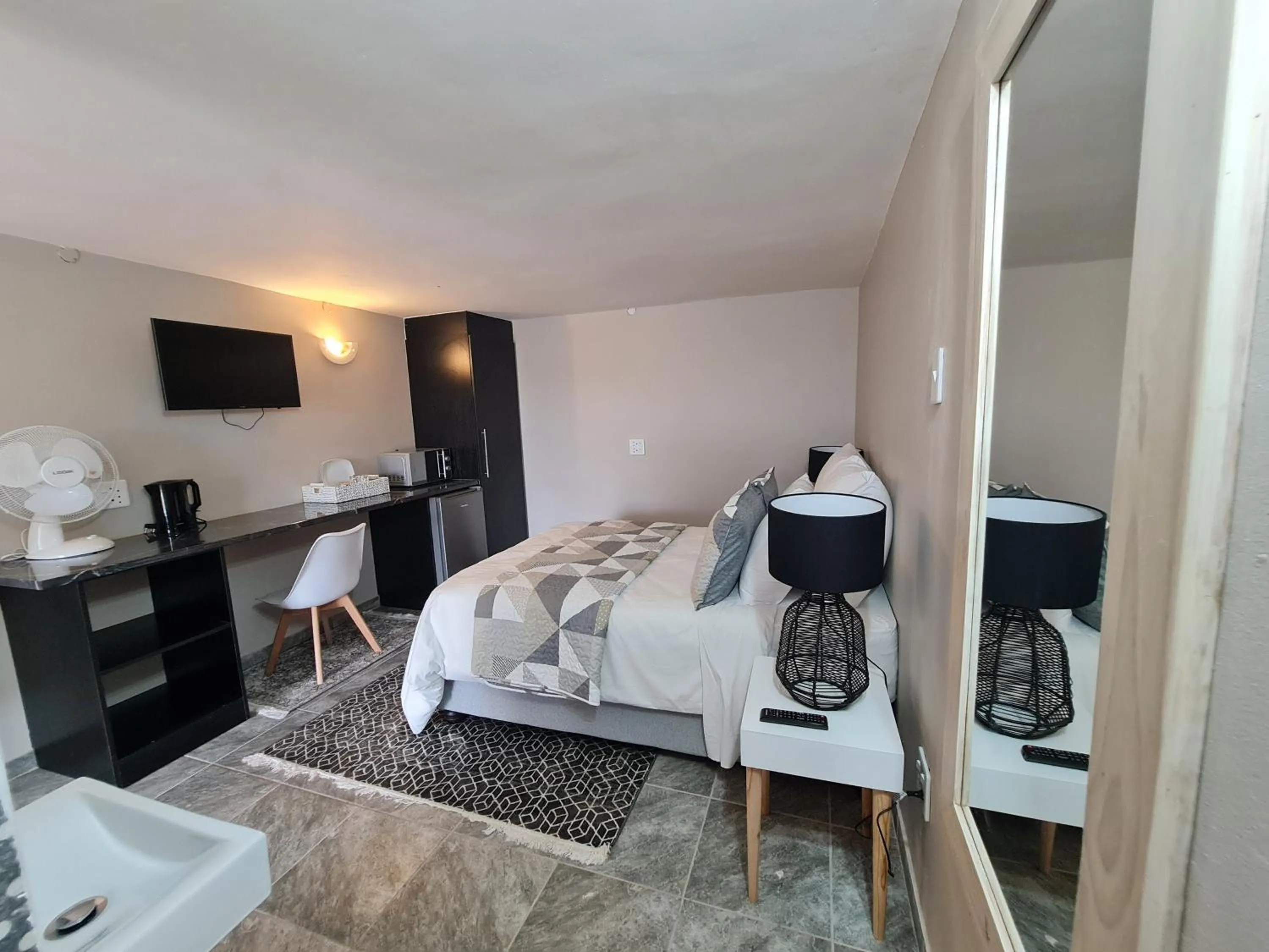 Photo of the whole room, Bed in THE THATCH HIDE