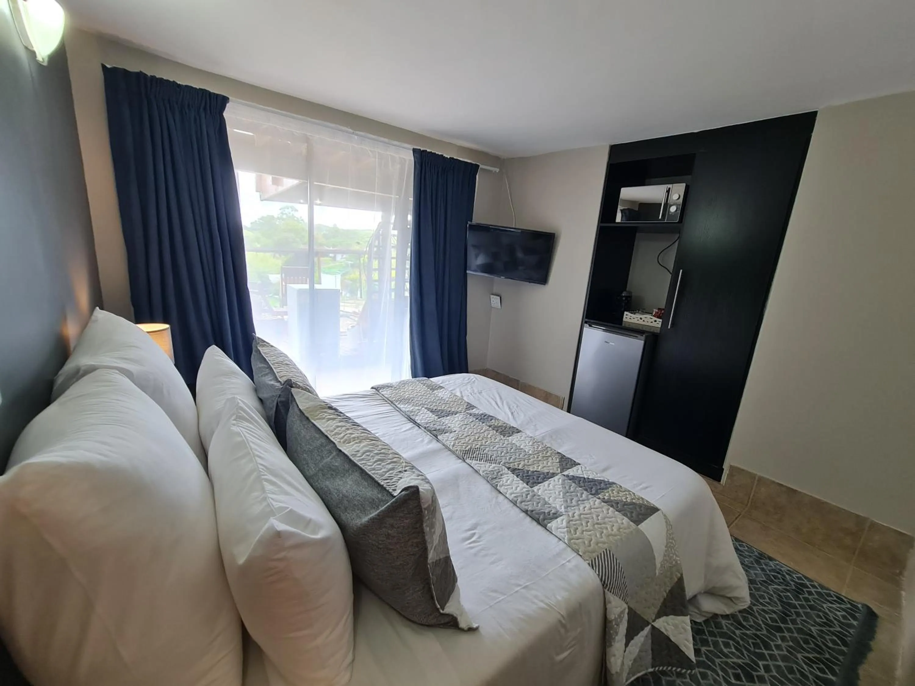 Photo of the whole room, Bed in THE THATCH HIDE