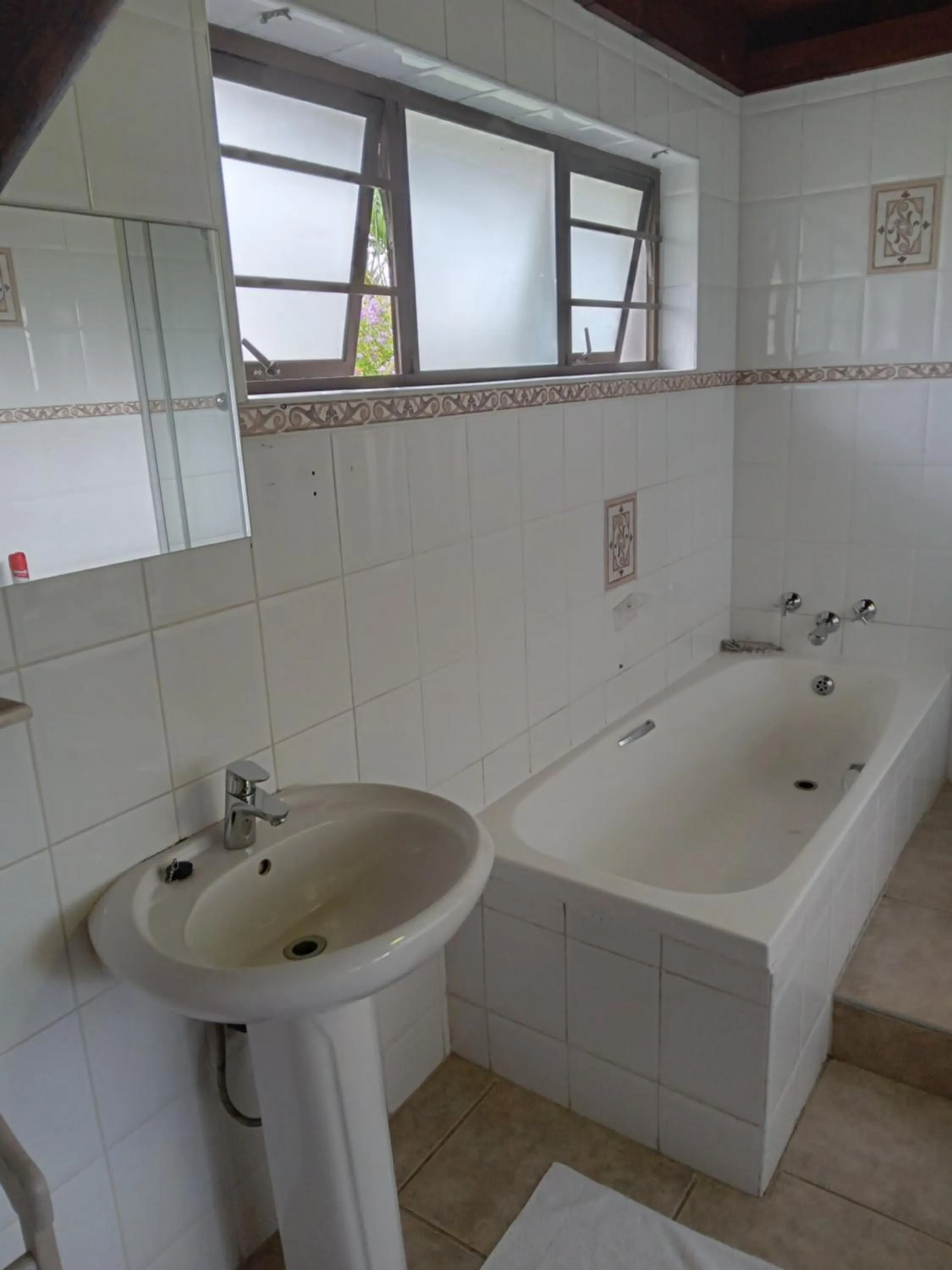 Bathroom in THE THATCH HIDE
