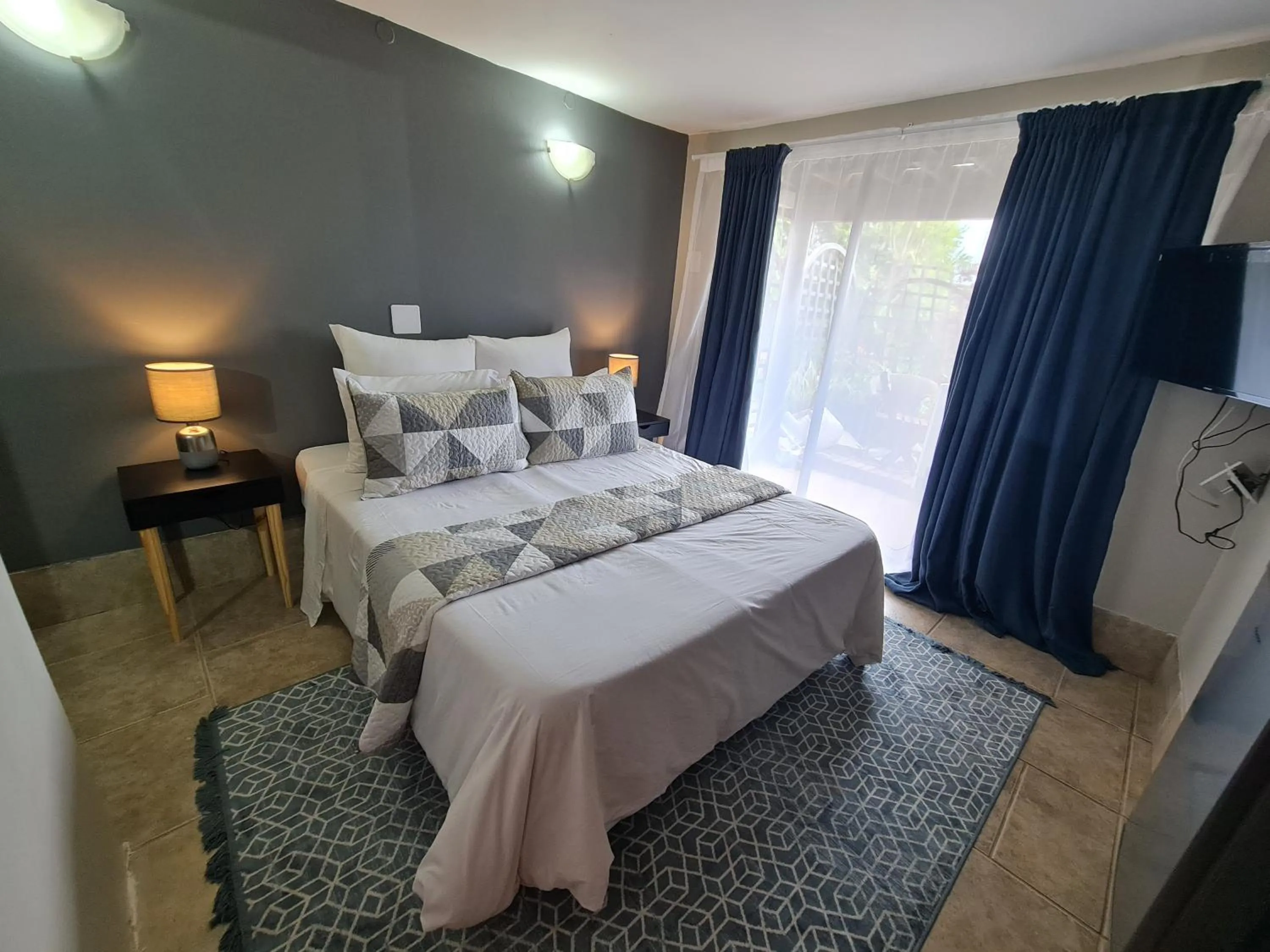 Photo of the whole room, Bed in THE THATCH HIDE