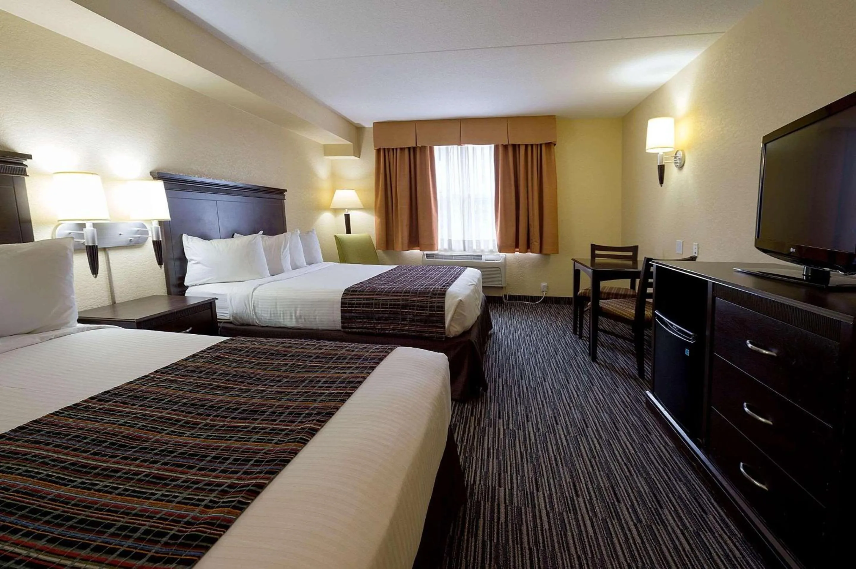 Bedroom, Bed in Country Inn & Suites by Radisson, Niagara Falls, ON