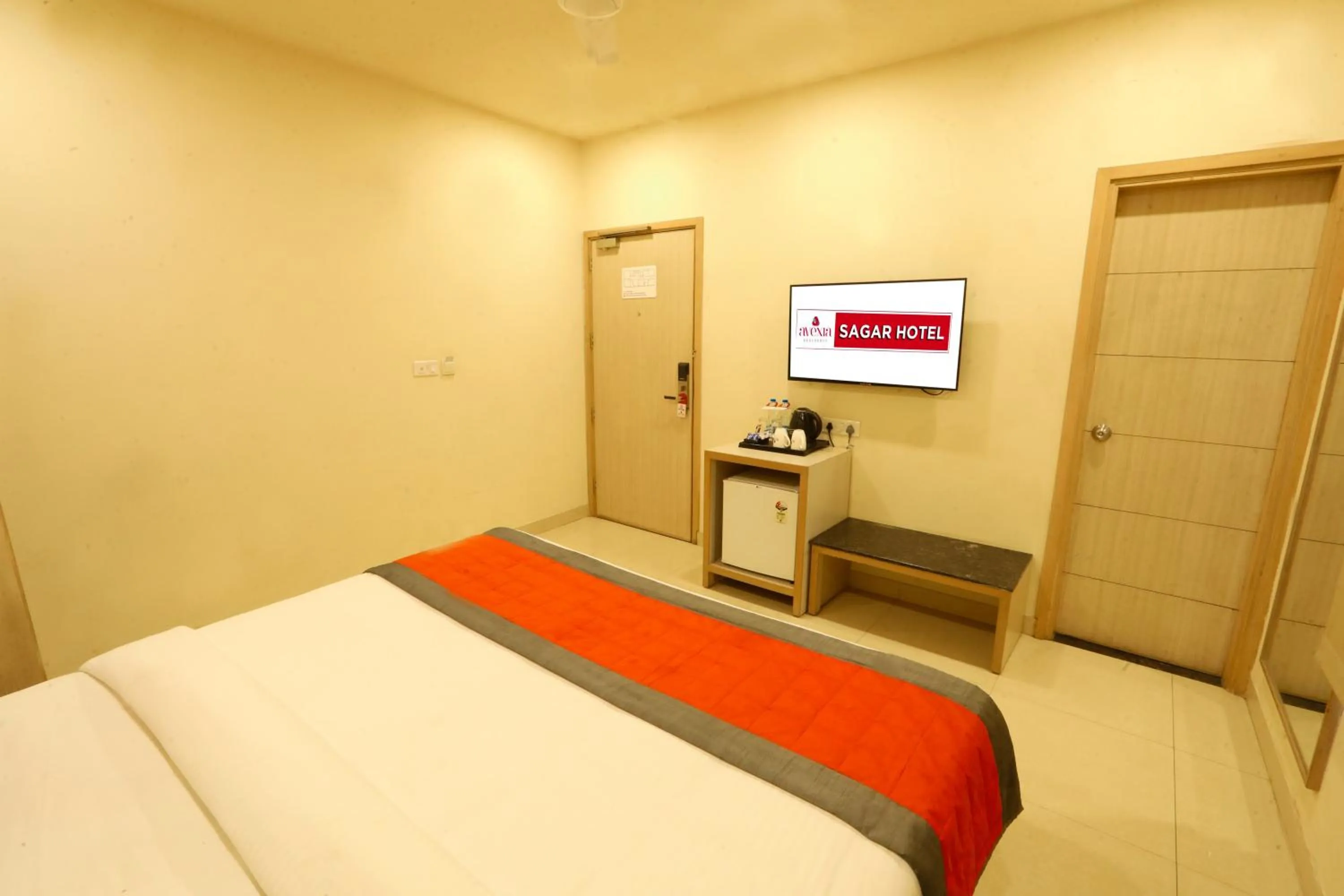 TV and multimedia, Bed in Sagar Hotel JUST 5 MIN FROM GOLDEN TEMPLE