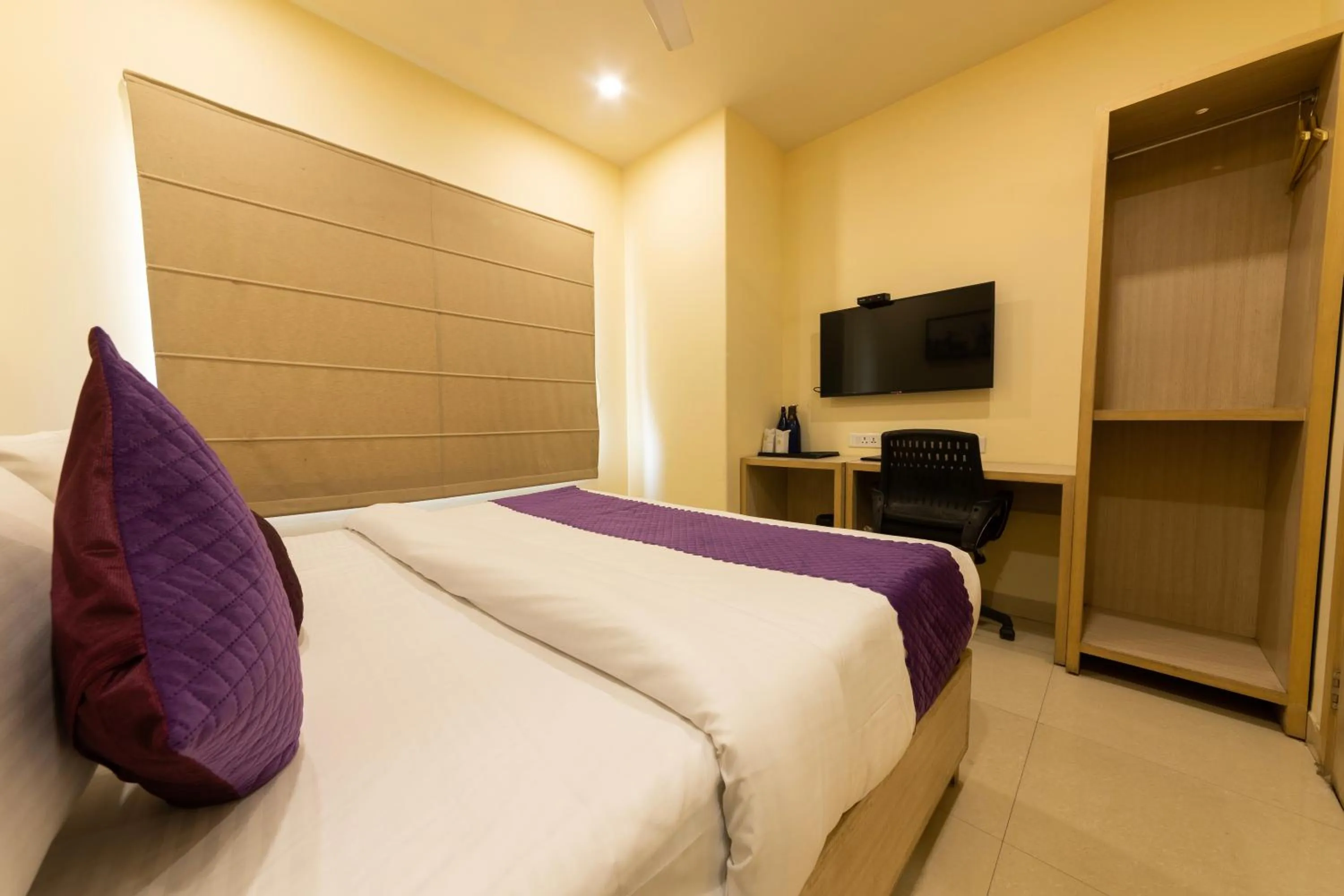 TV and multimedia, Bed in Sagar Hotel JUST 5 MIN FROM GOLDEN TEMPLE