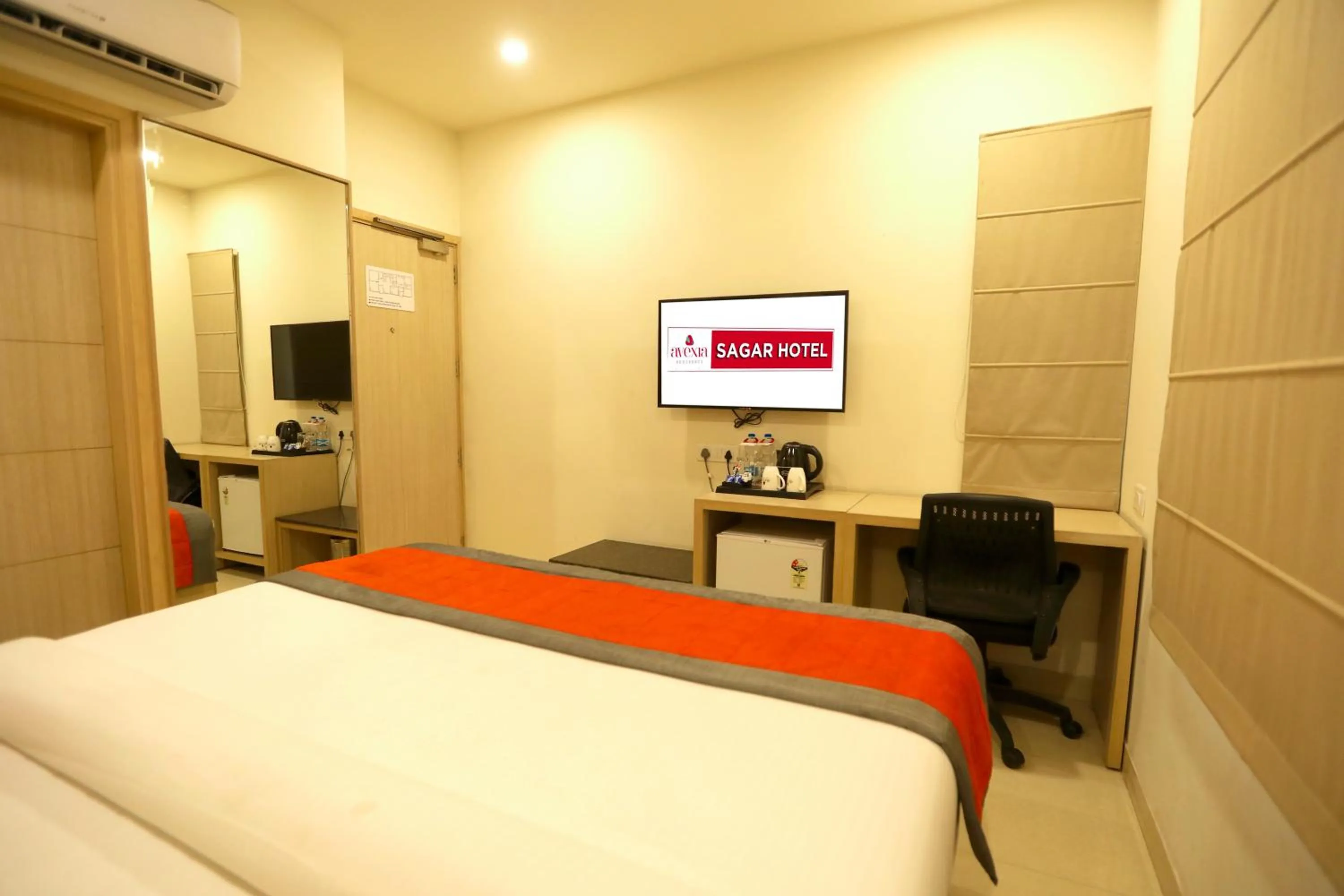 TV and multimedia, Bed in Sagar Hotel JUST 5 MIN FROM GOLDEN TEMPLE