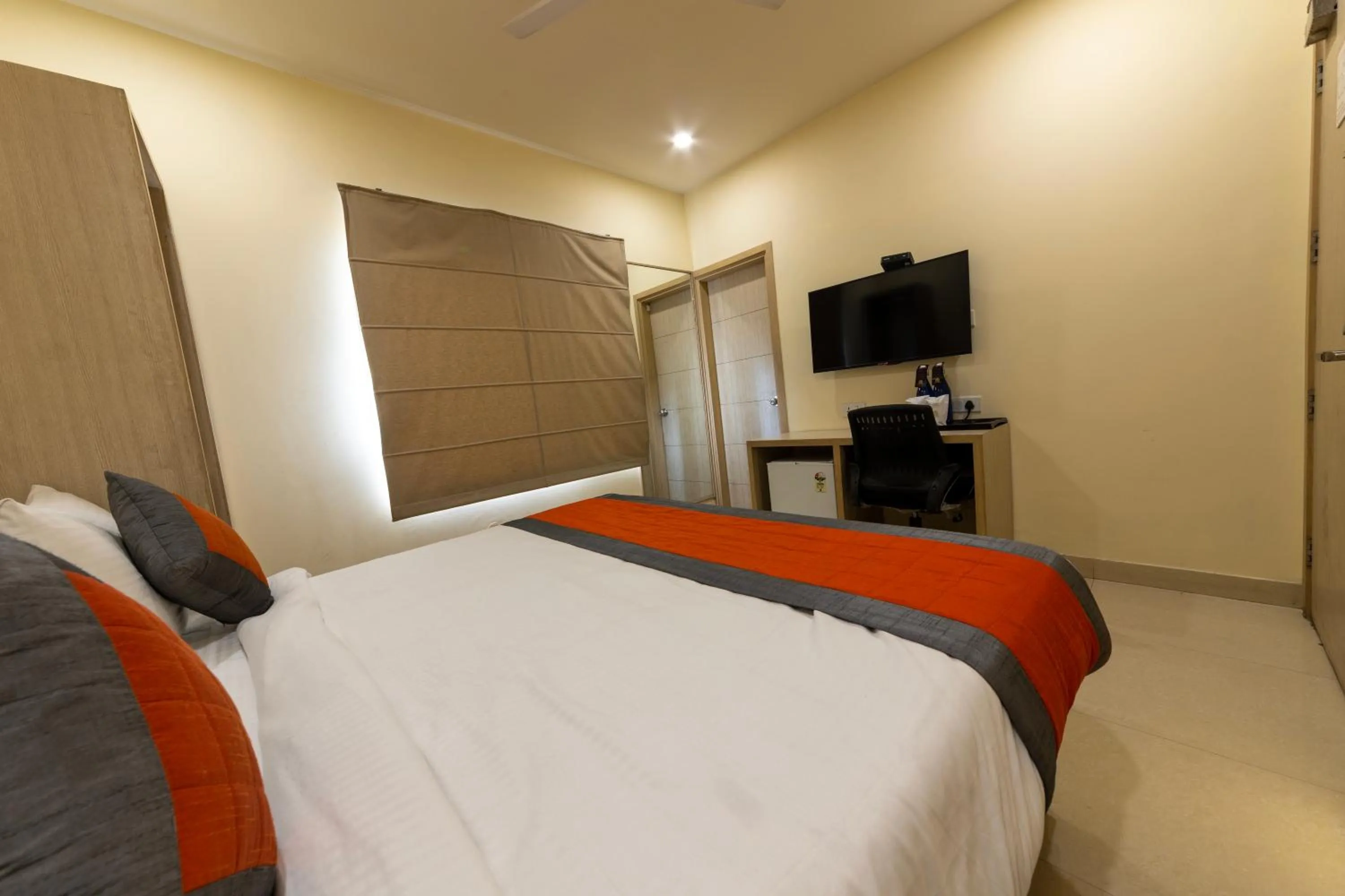 TV and multimedia, Bed in Sagar Hotel JUST 5 MIN FROM GOLDEN TEMPLE