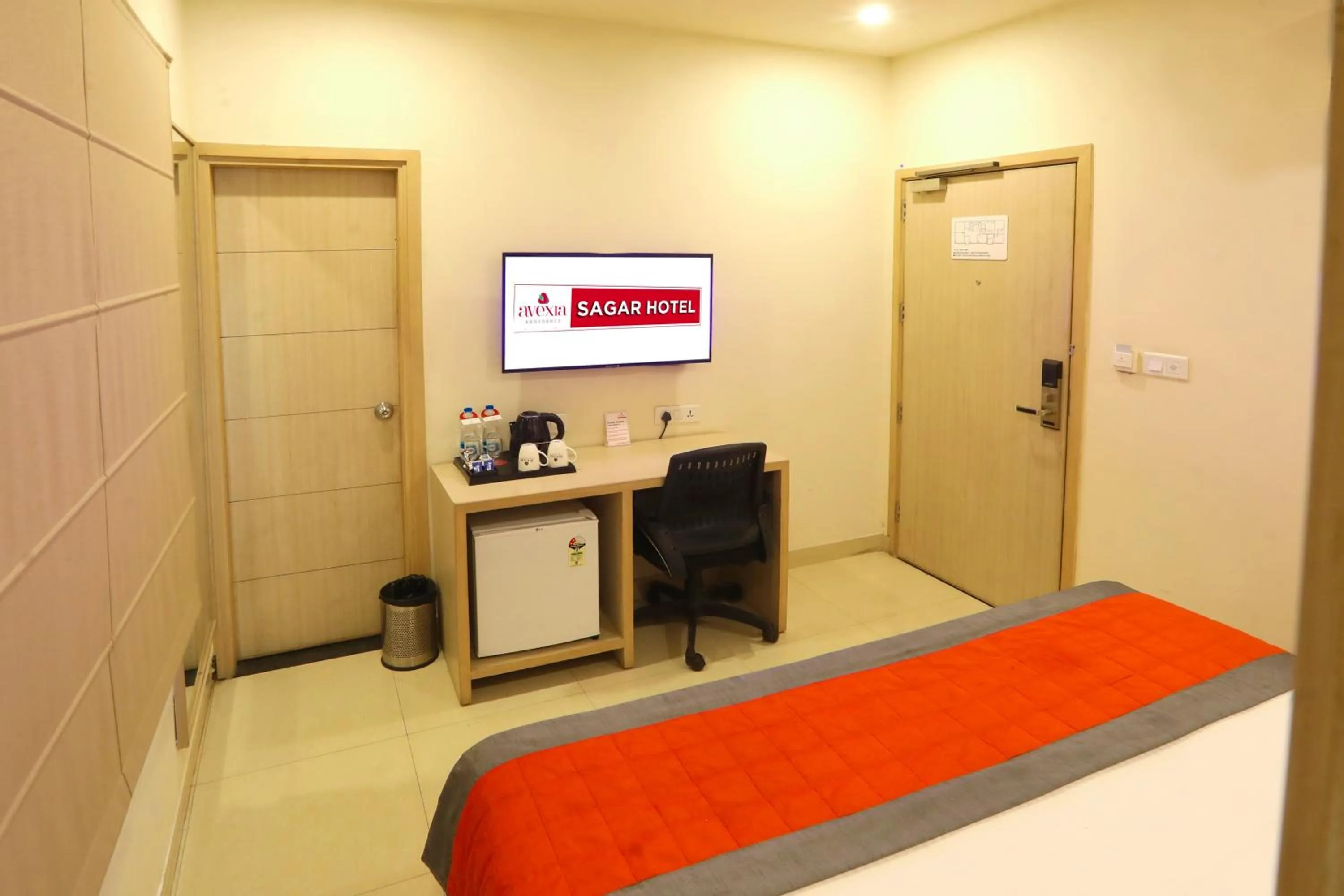 TV and multimedia, Bed in Sagar Hotel JUST 5 MIN FROM GOLDEN TEMPLE
