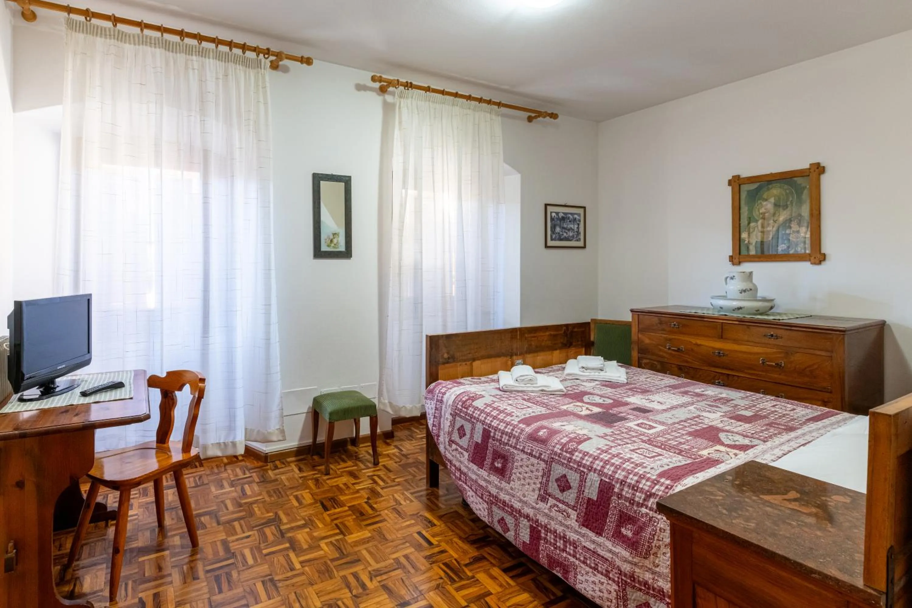Photo of the whole room, Bed in Albergo Alle Alpi
