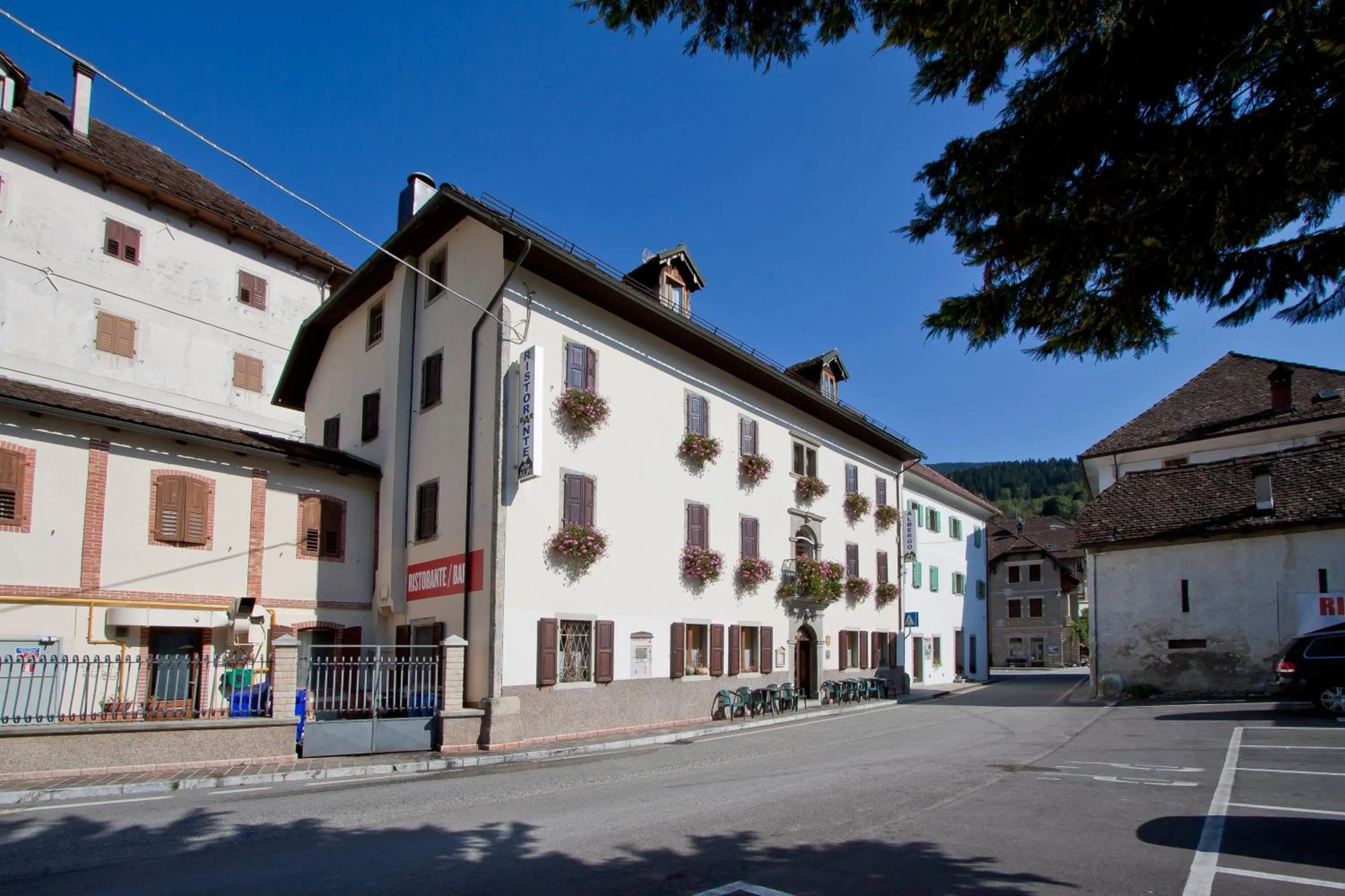 Facade/entrance in Albergo Alle Alpi