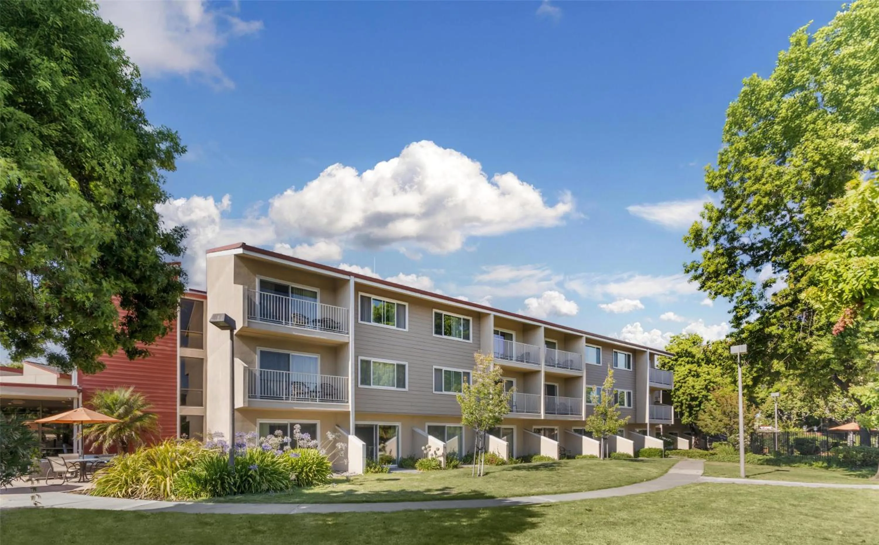 Property building in Best Western Plus Garden Court Inn