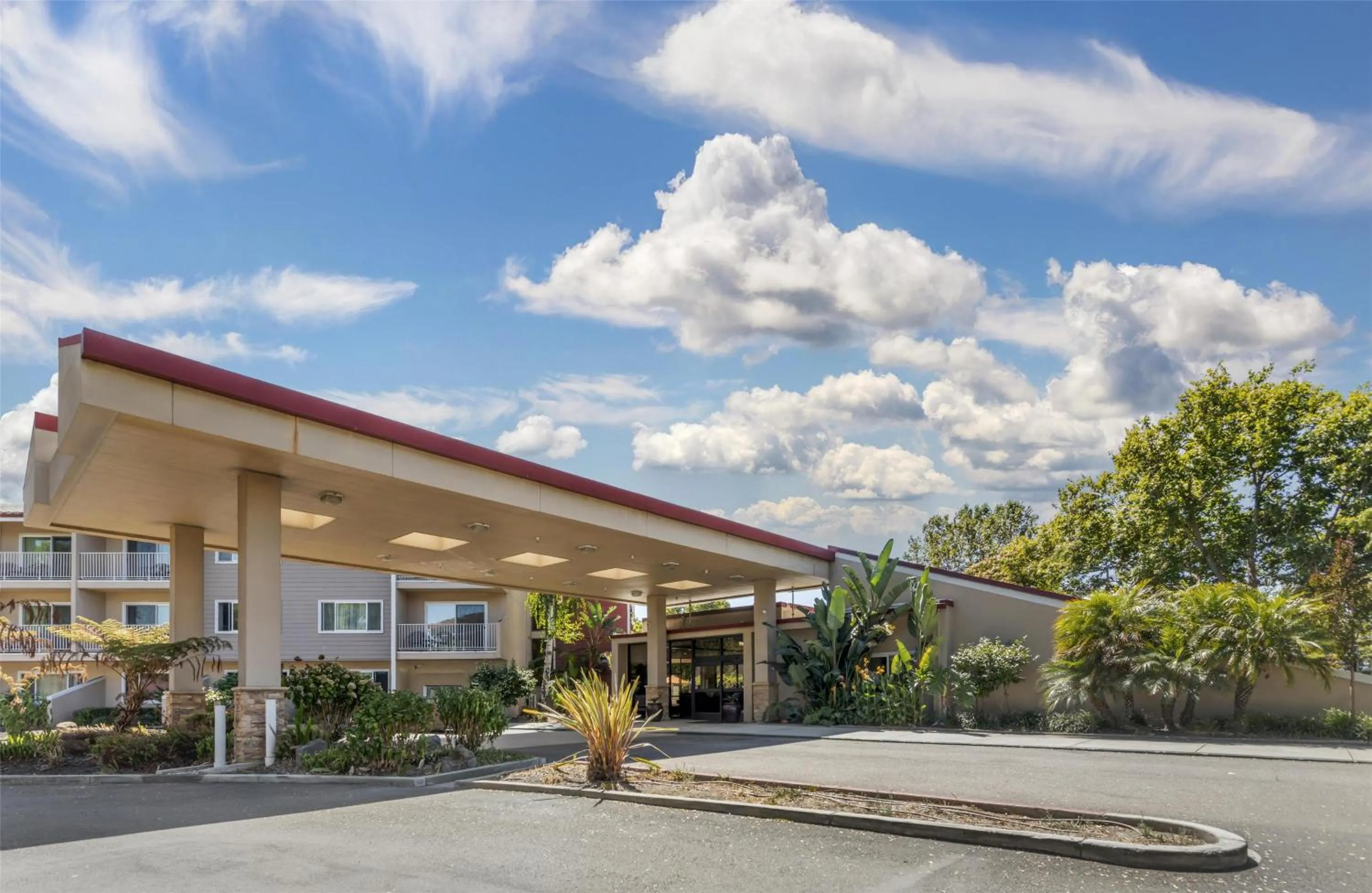 Property building in Best Western Plus Garden Court Inn