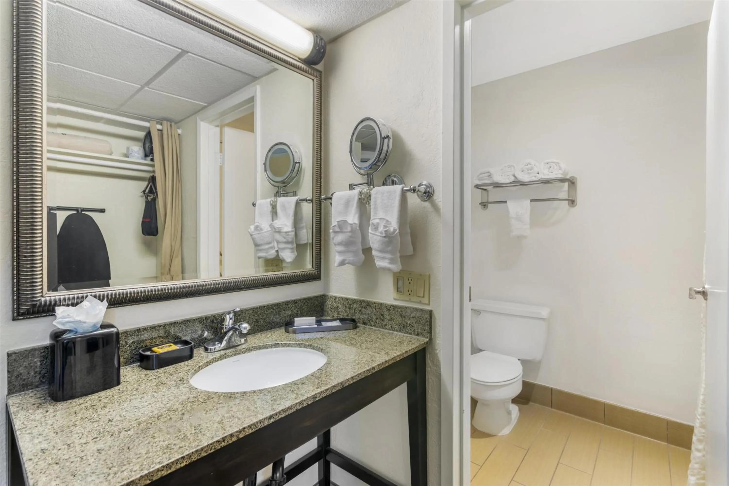 Bedroom in Best Western Plus Garden Court Inn