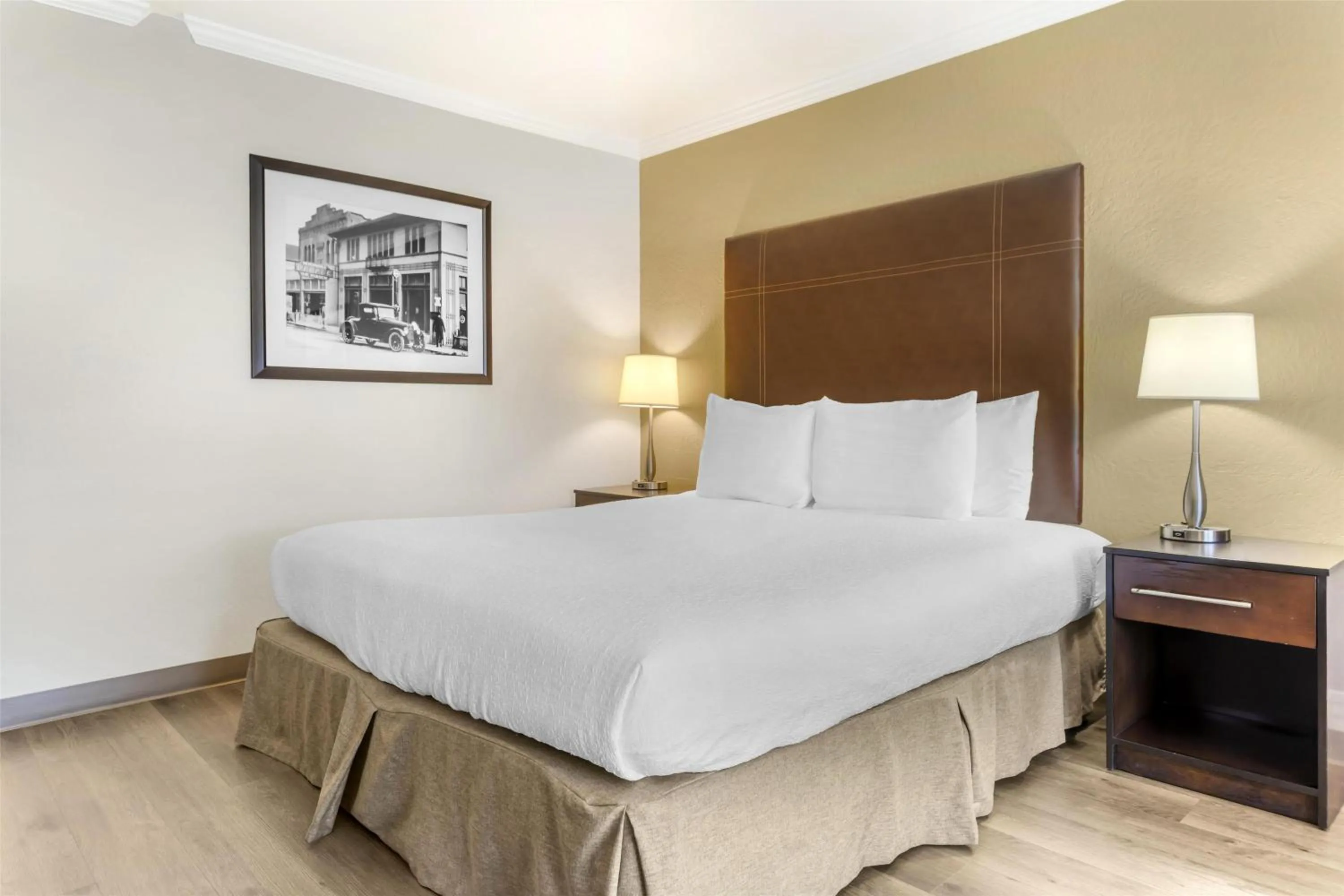 Bedroom, Bed in Best Western Plus Garden Court Inn