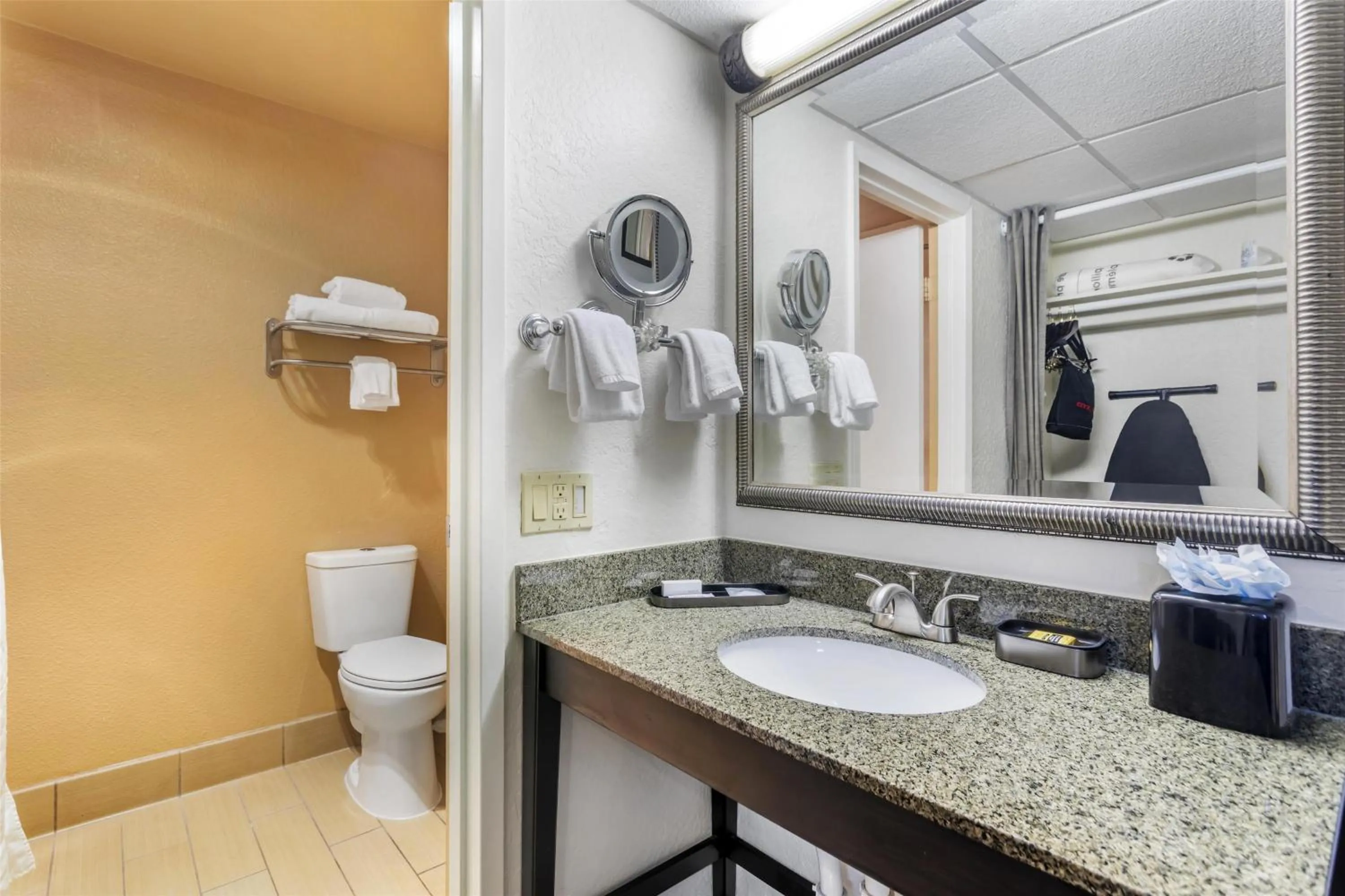 Bedroom in Best Western Plus Garden Court Inn