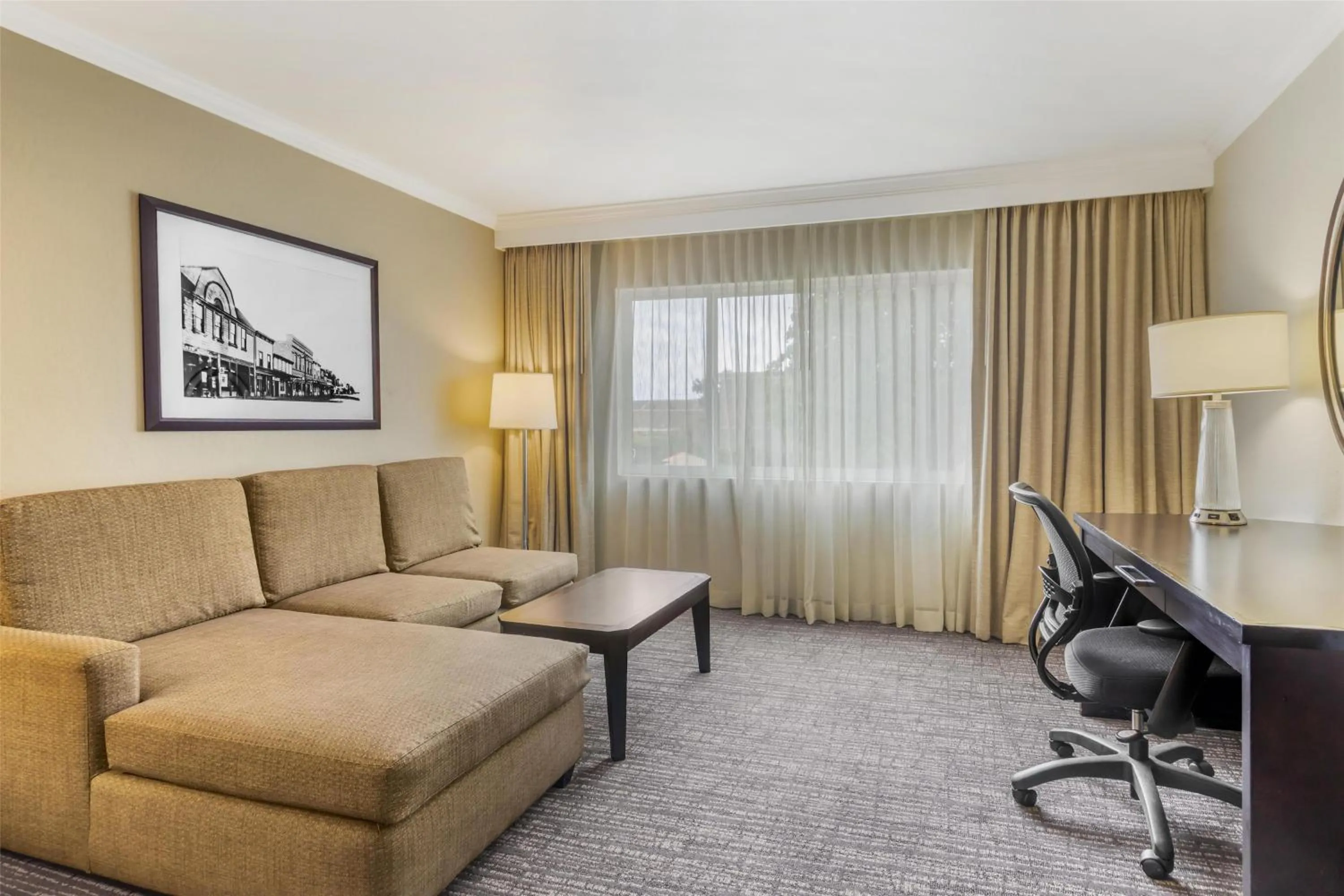 Bedroom in Best Western Plus Garden Court Inn