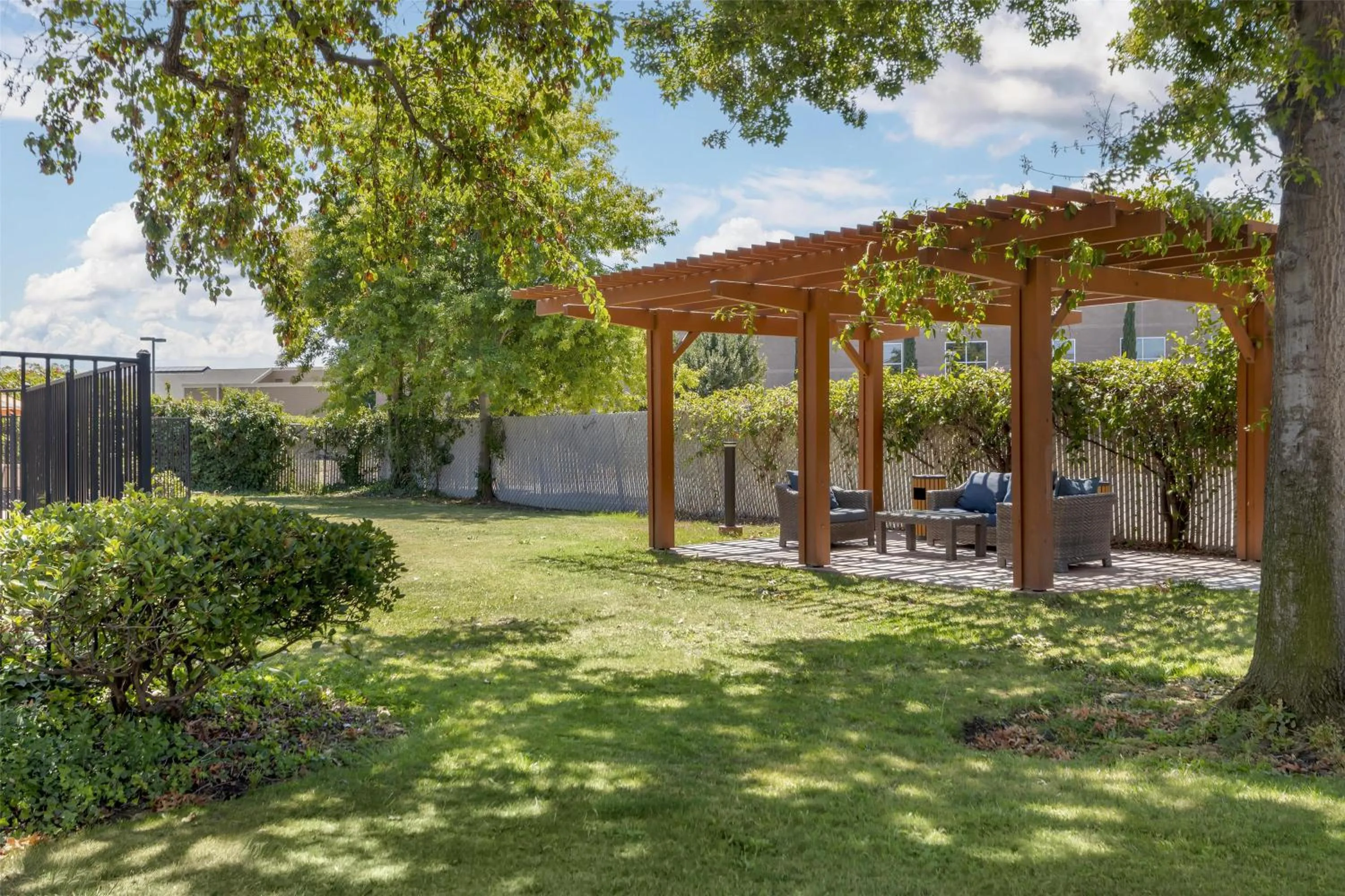 Property building in Best Western Plus Garden Court Inn