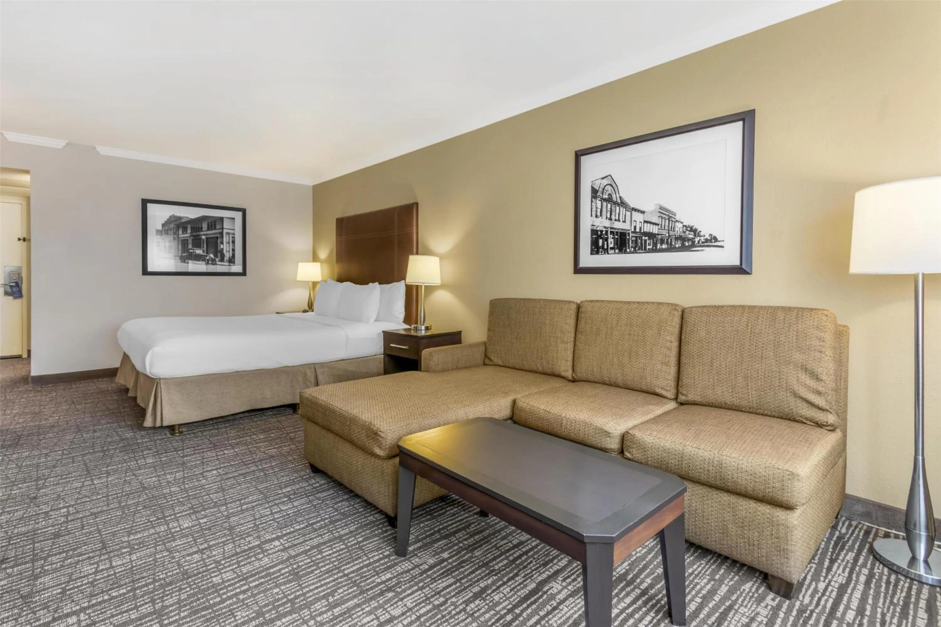 Bedroom in Best Western Plus Garden Court Inn