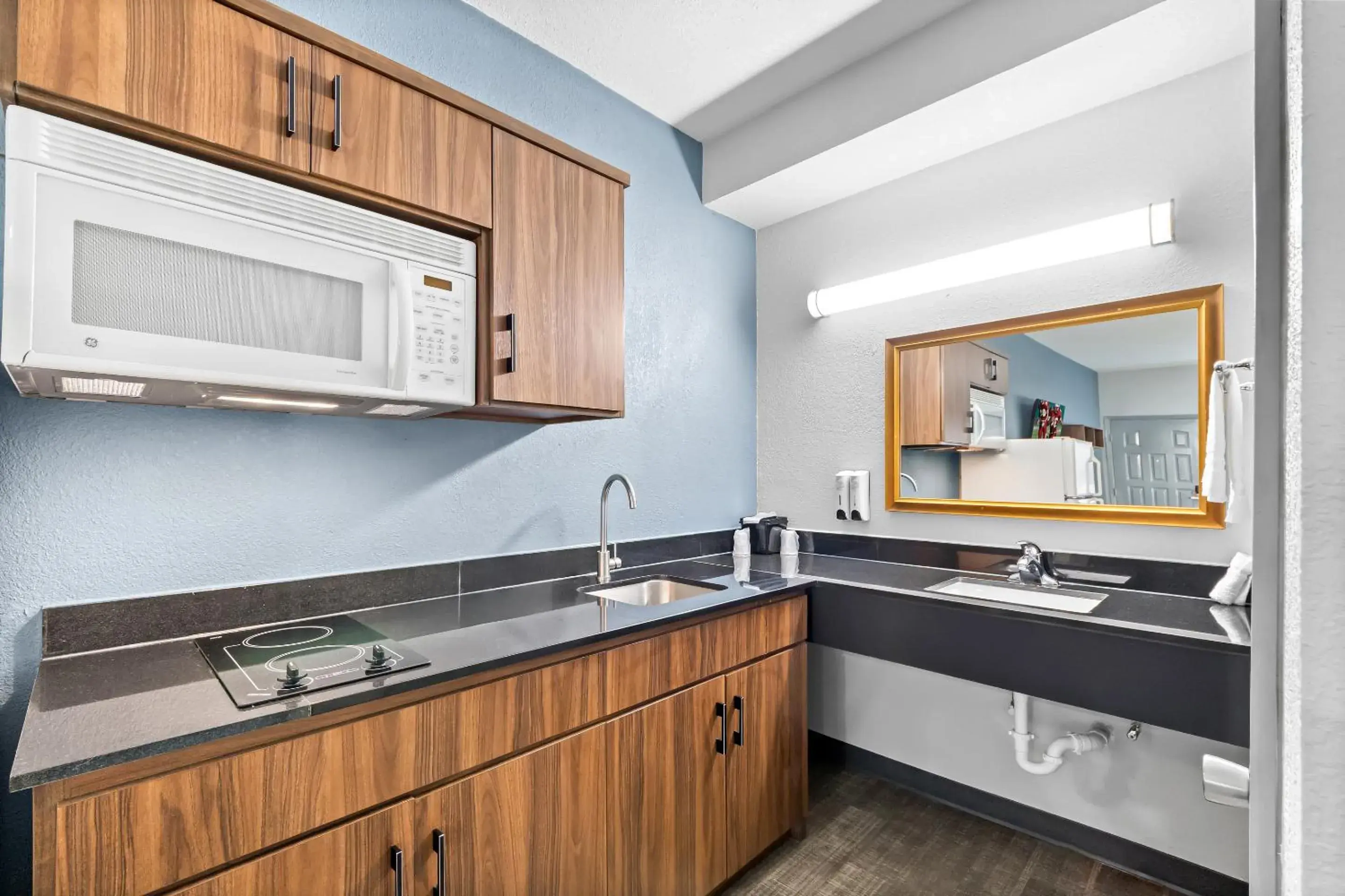 Studio King Room with Stovetop Disability Access Non-Smoking in HomeTowne Studios by Red Roof San Antonio E - Frost Bank Center Studio King Room with Stovetop Disability Access Non-Smoking in HomeTowne Studios by Red Roof San Antonio E - Frost Bank Center