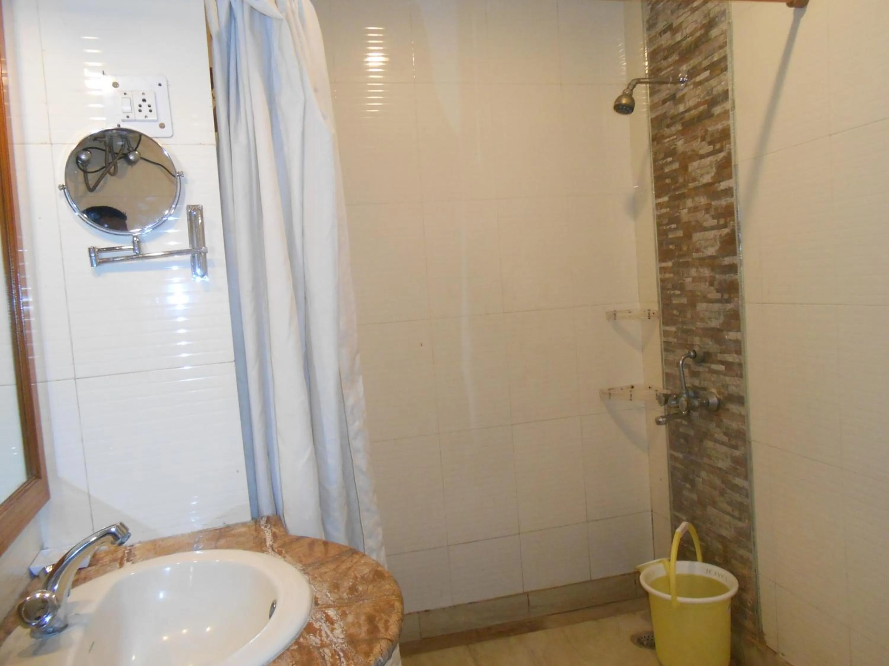 Bathroom in Hotel Kamal Nearest To Taj Mahal